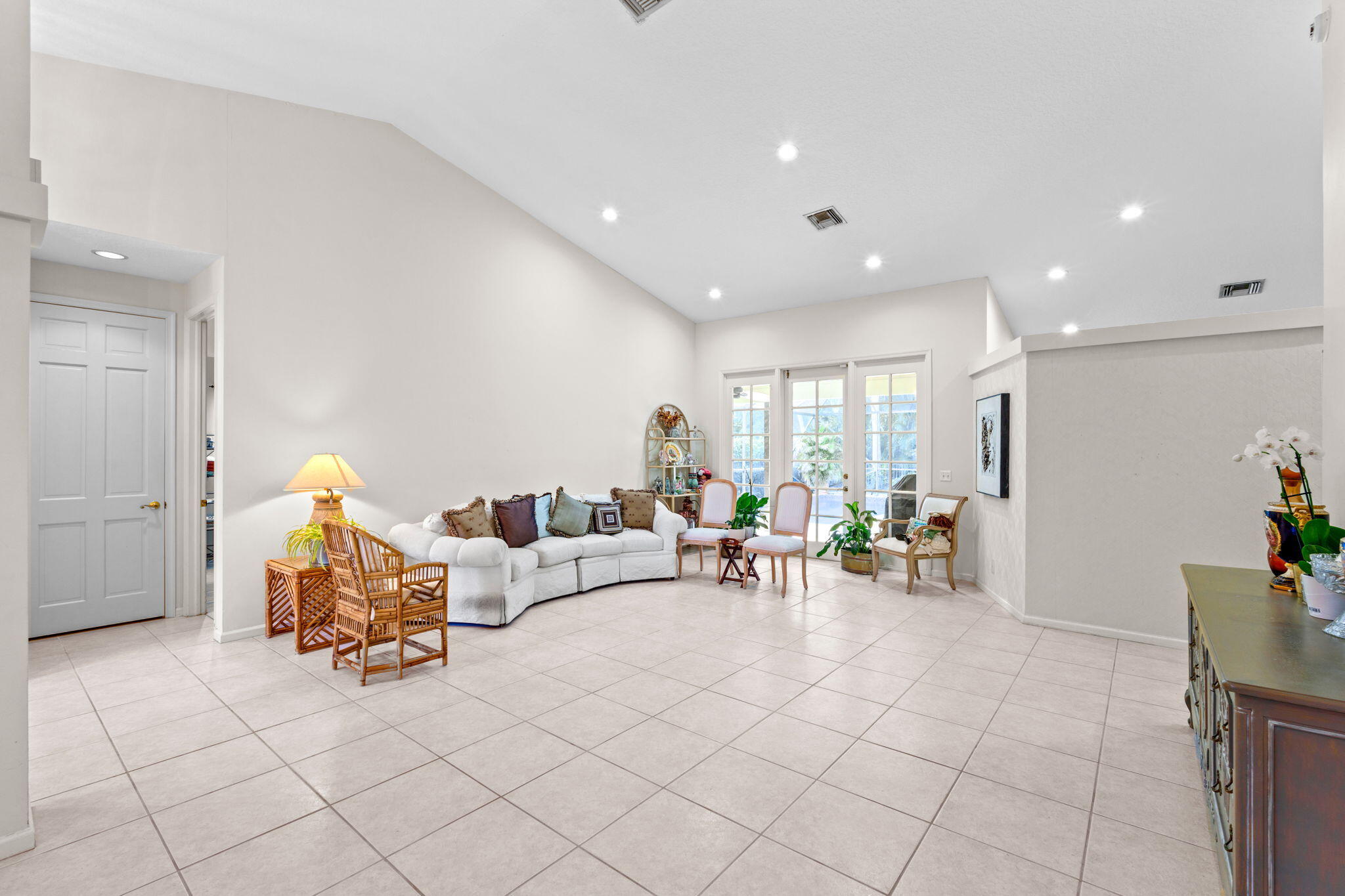 9055 Cypress Hollow Drive Property Photo 10