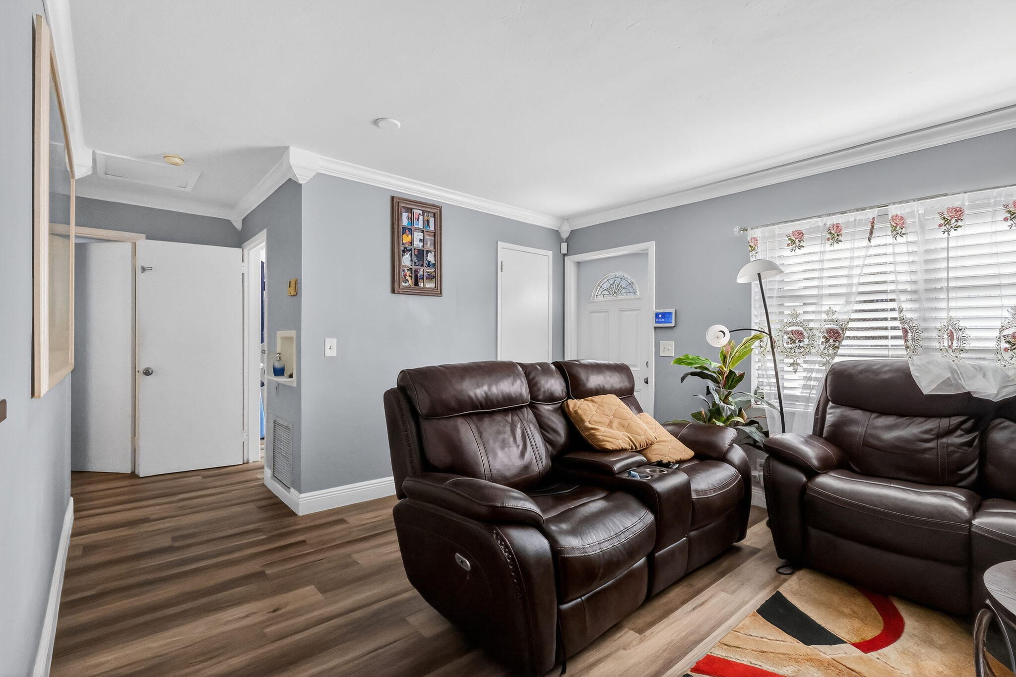 831 30th Court Property Photo 6