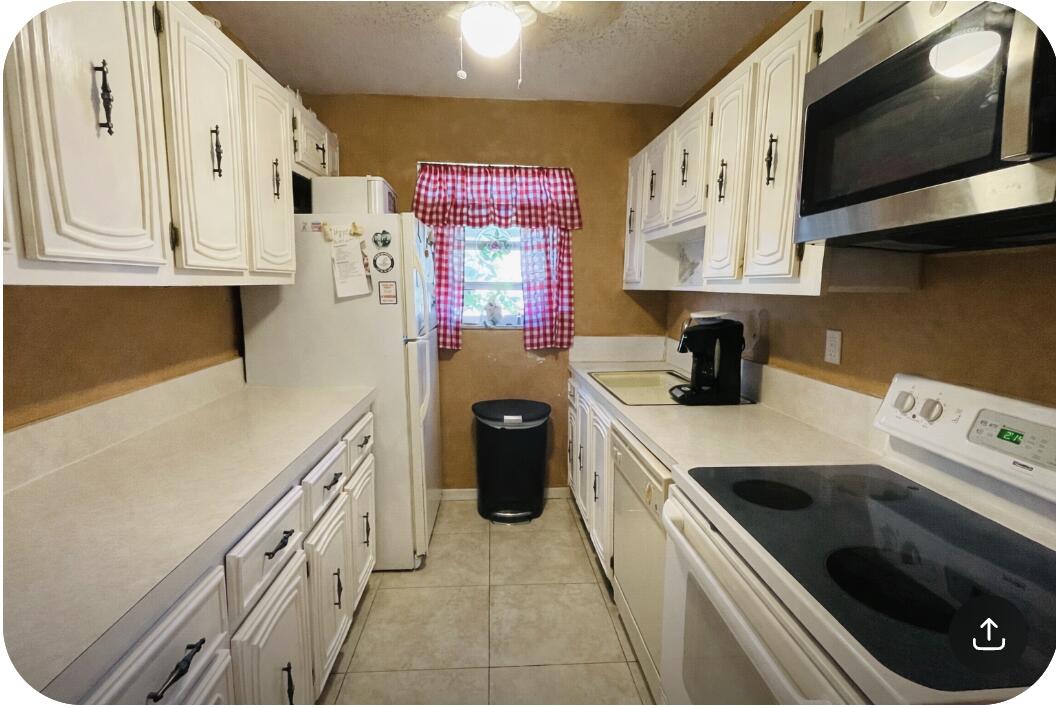910 South Drive B Property Photo 5