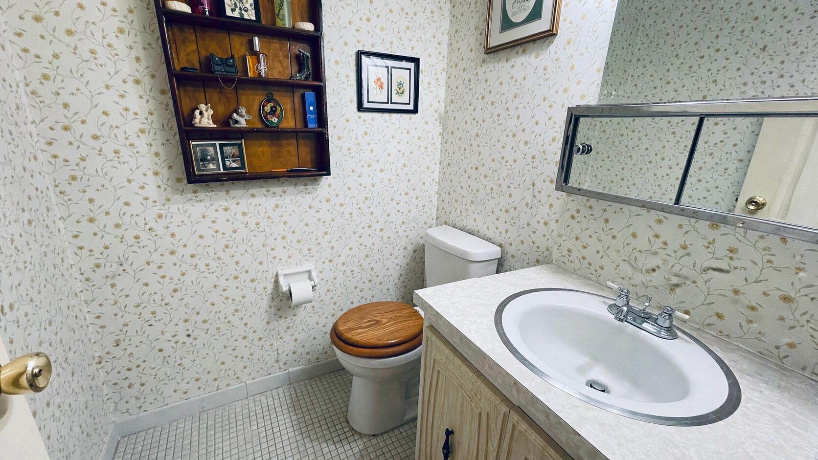 910 South Drive B Property Photo 9