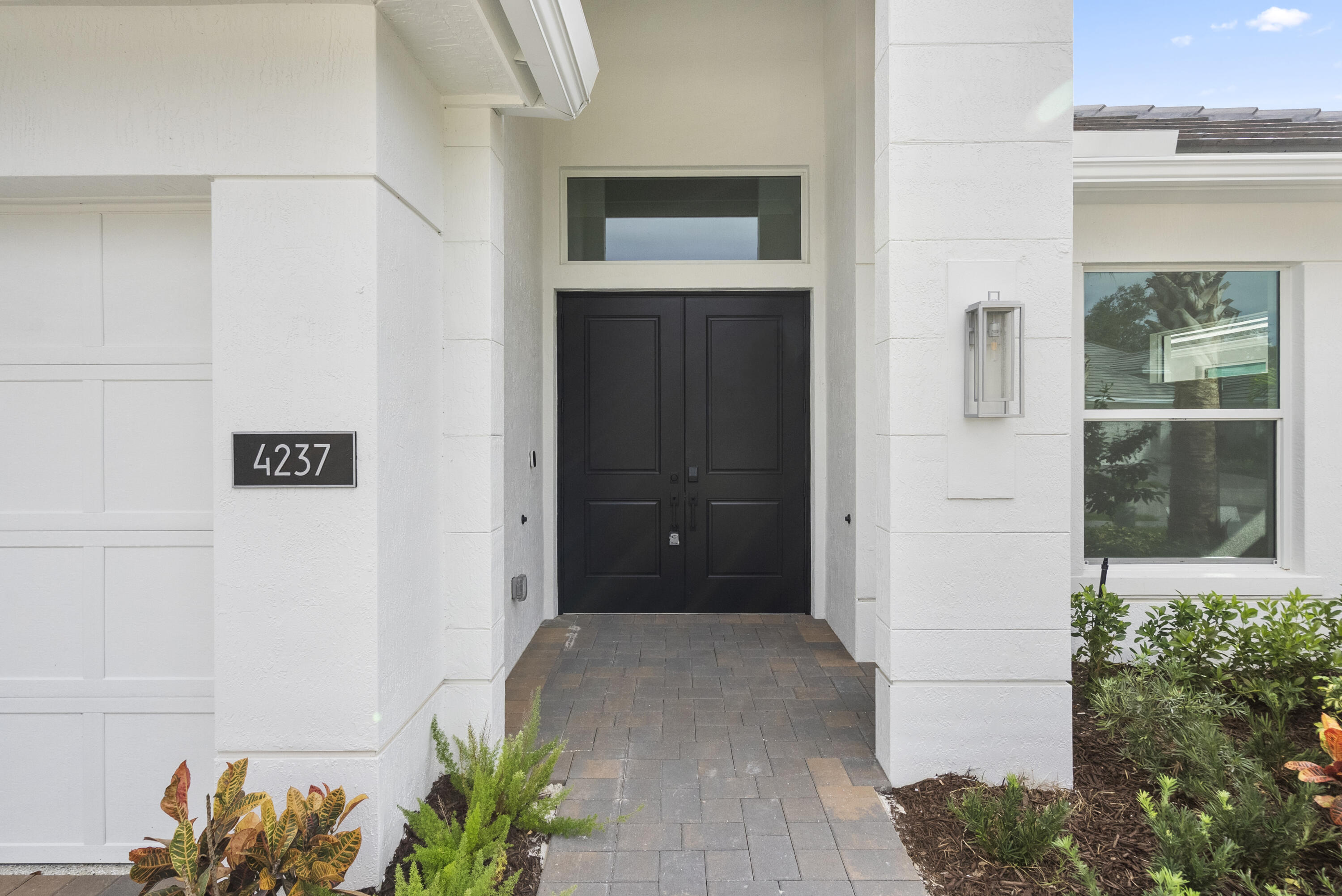 4237 Lucaya Pointe Way Property Photo 3
