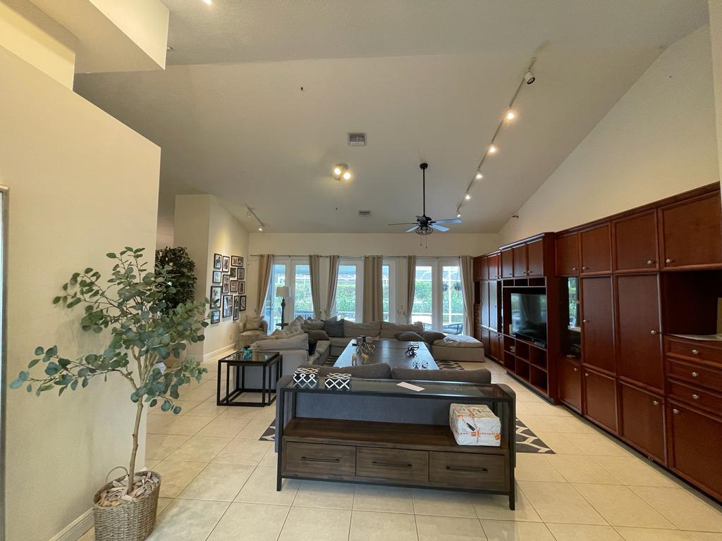 1111 Se Westchester Drive Property Photo 3