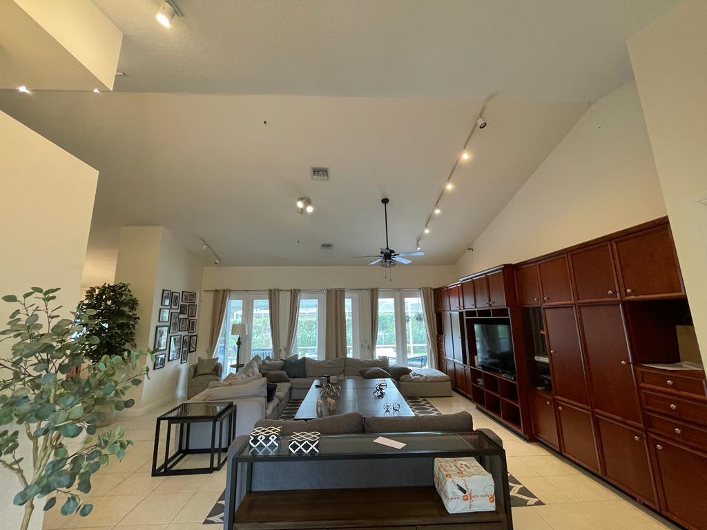 1111 Se Westchester Drive Property Photo 4