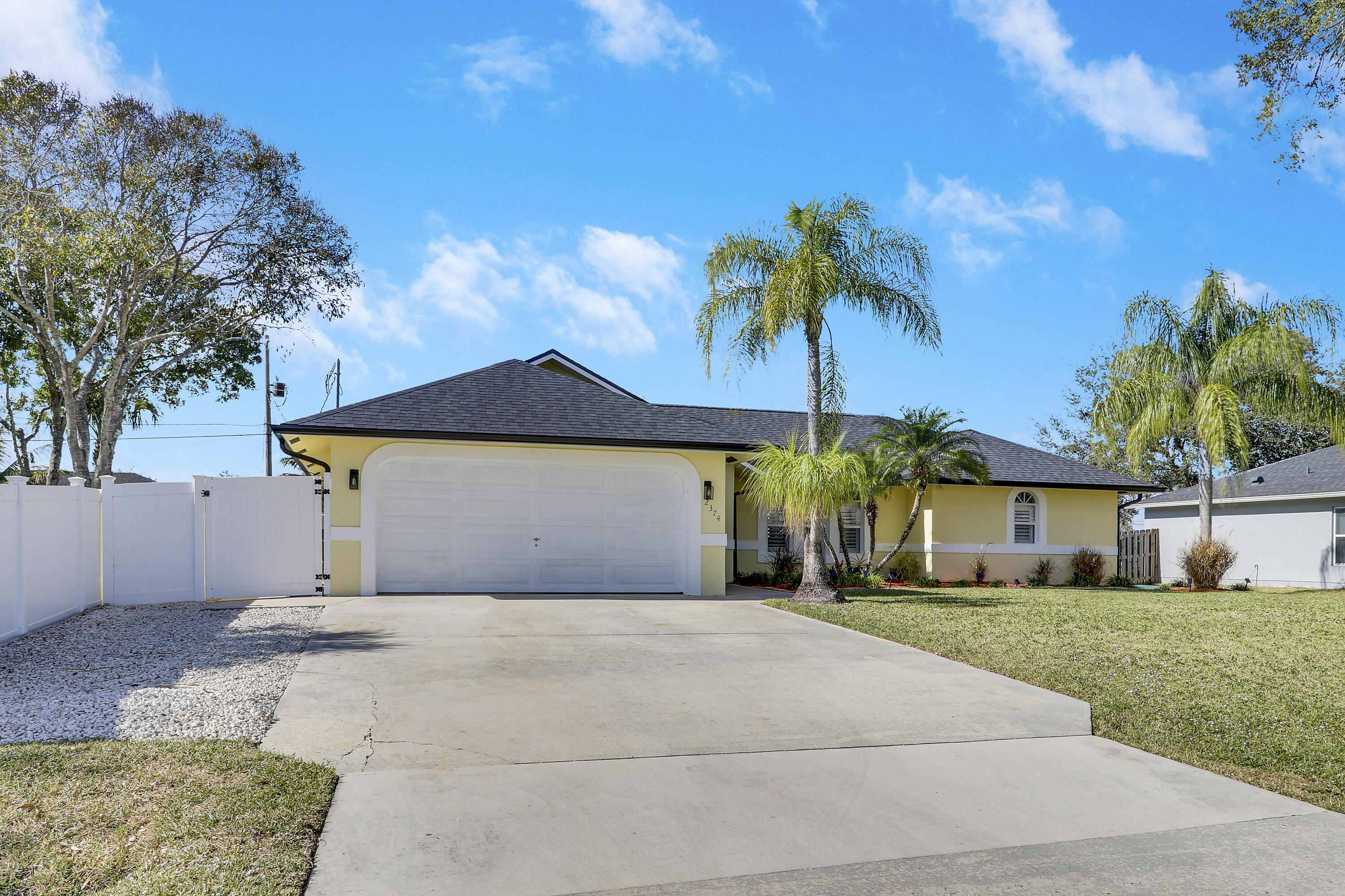 2374 Sw Chateau Terrace Property Photo 2