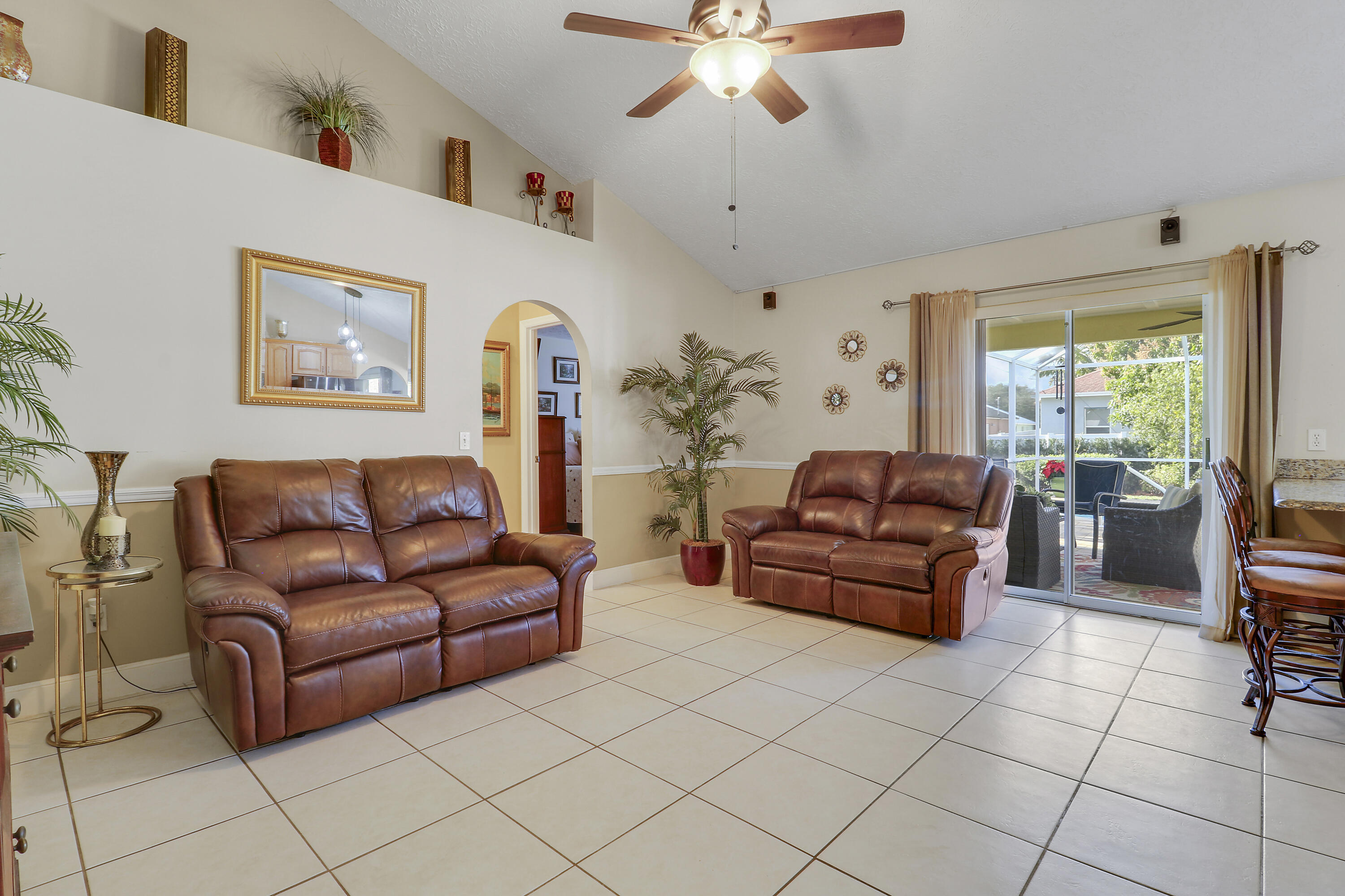 2374 Sw Chateau Terrace Property Photo 3