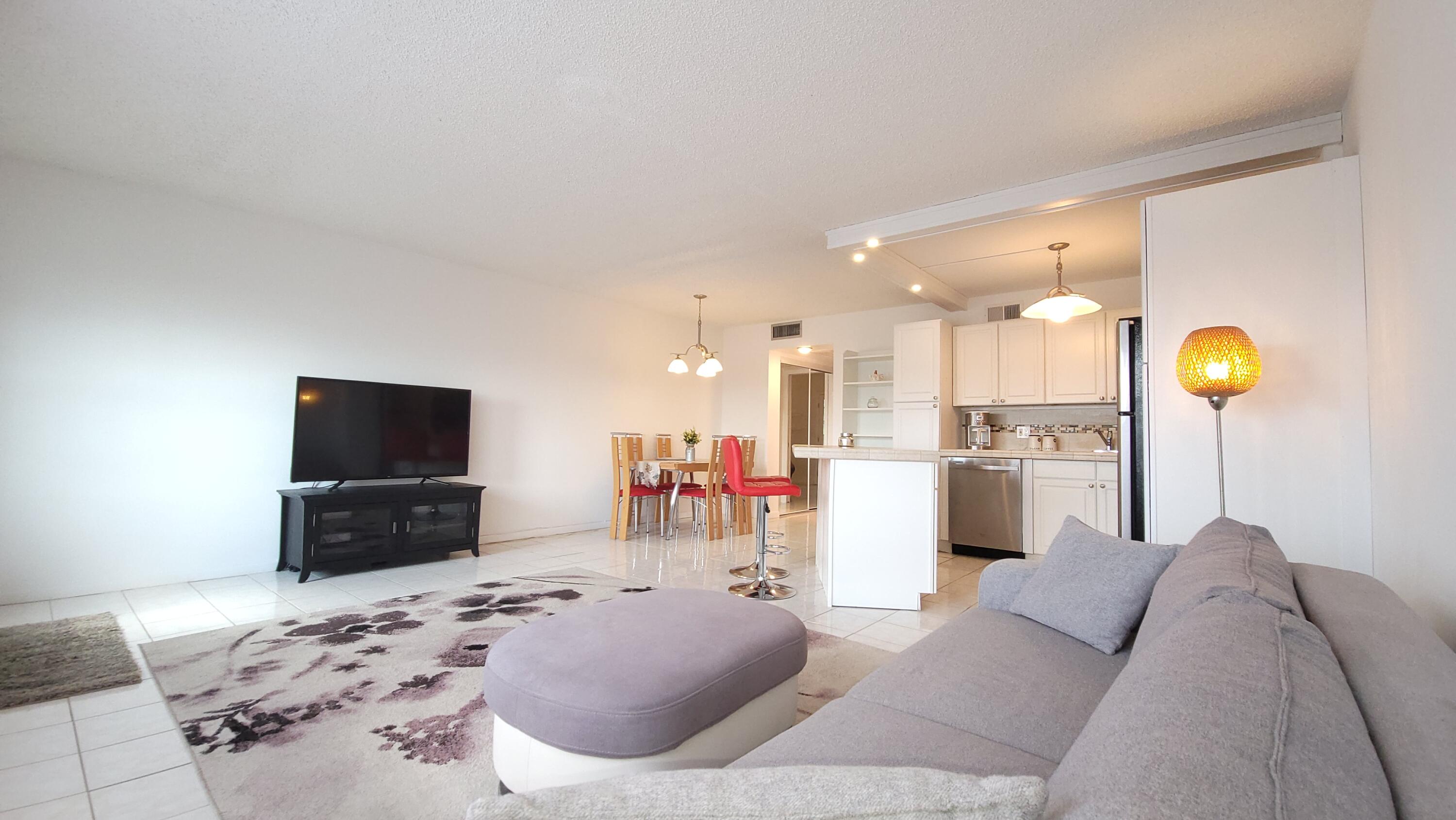405 Southampton A Property Photo 2