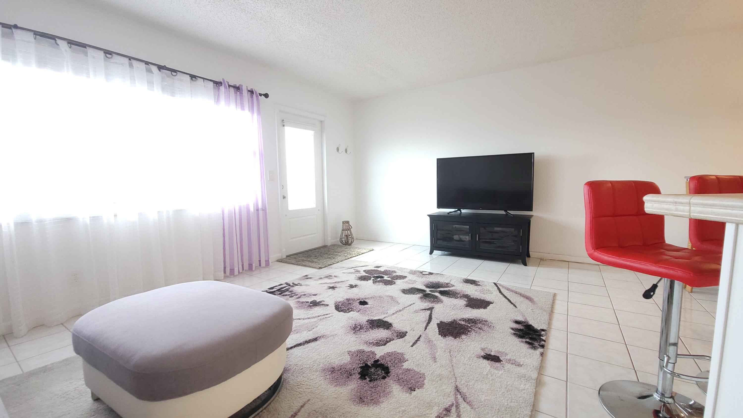 405 Southampton A Property Photo 4
