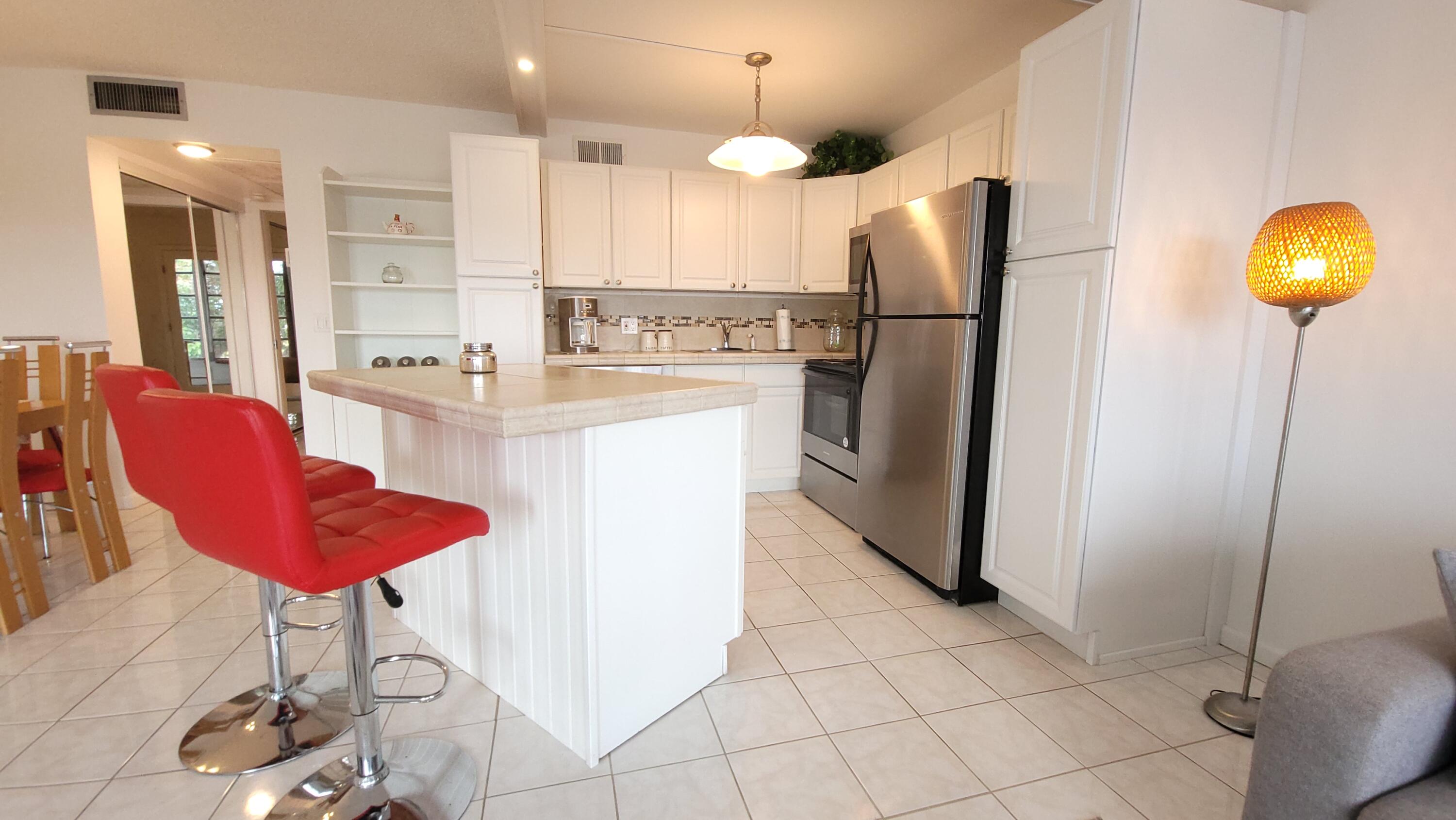 405 Southampton A Property Photo 5