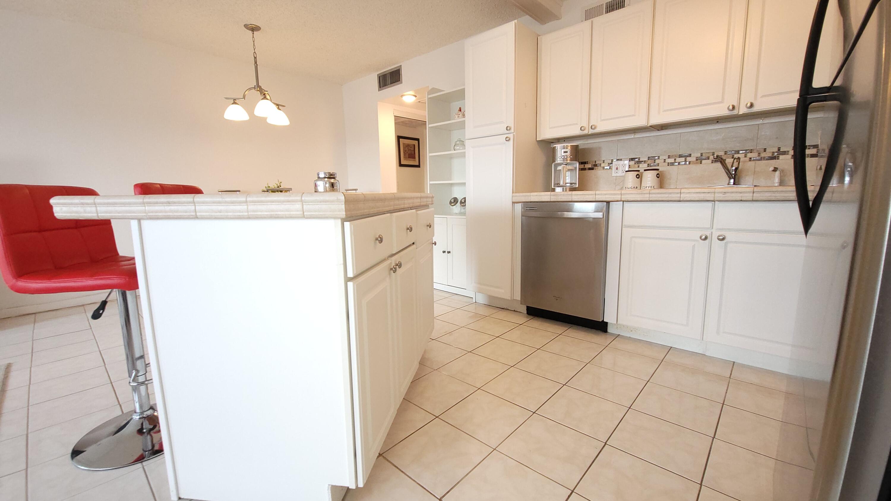 405 Southampton A Property Photo 6