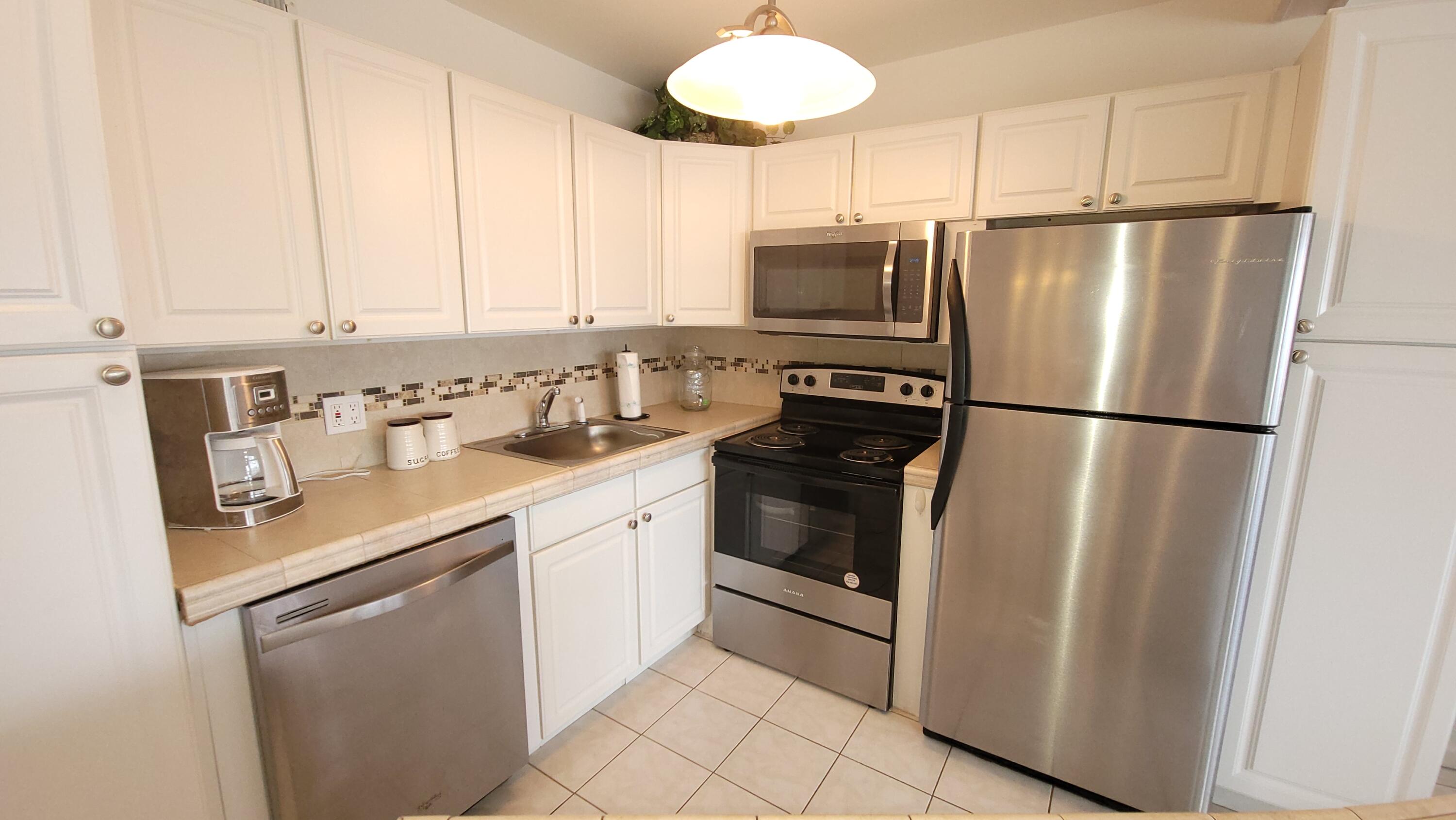 405 Southampton A Property Photo 8