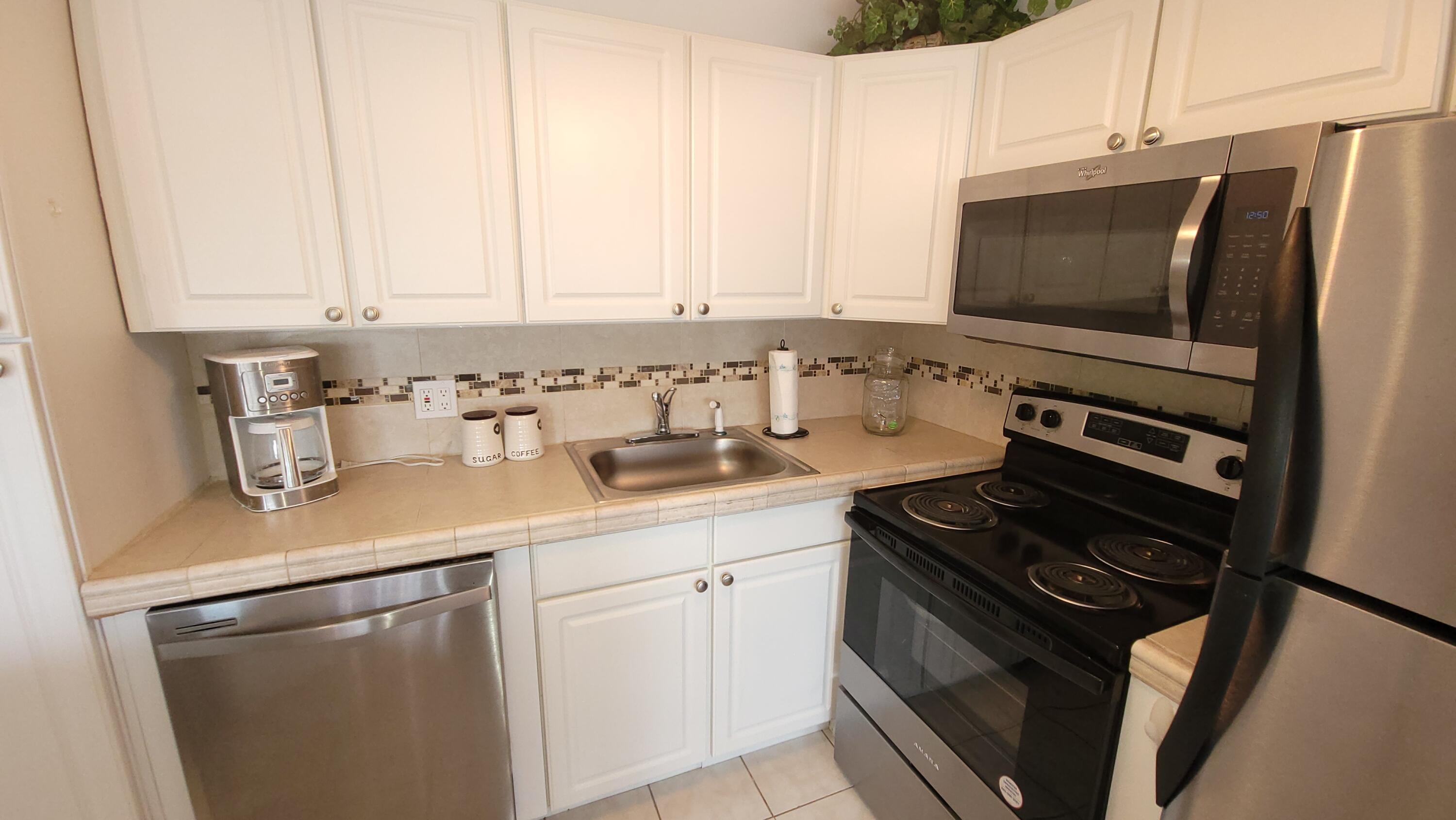 405 Southampton A Property Photo 9