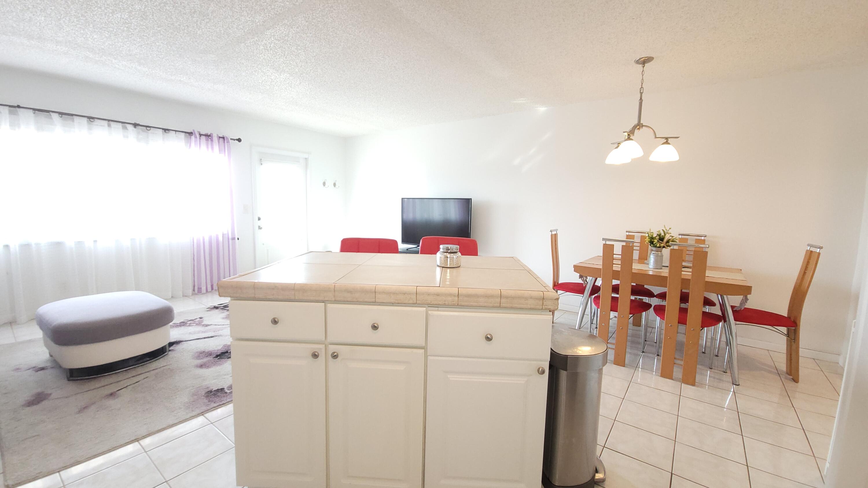 405 Southampton A Property Photo 10