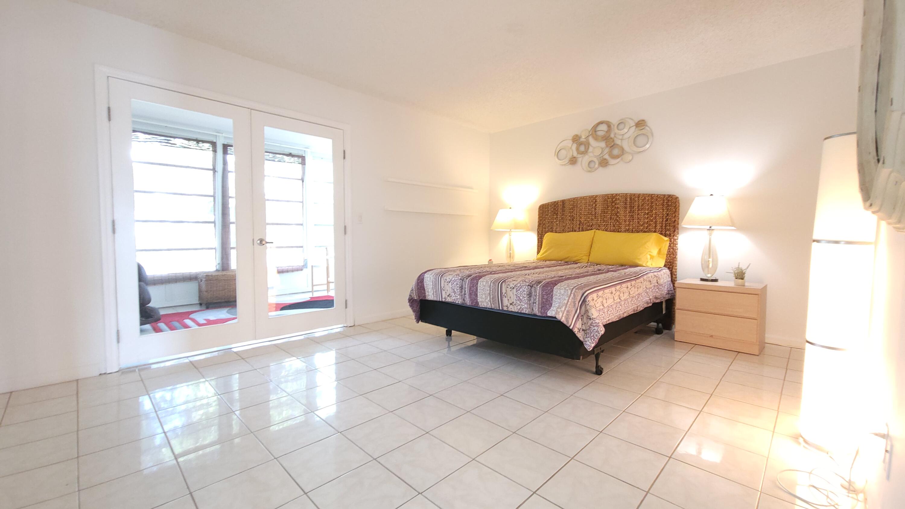 405 Southampton A Property Photo 13