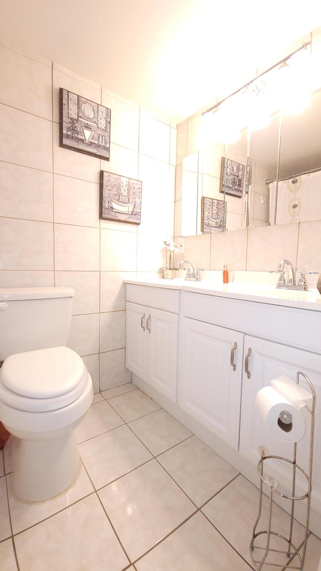 405 Southampton A Property Photo 17