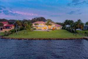901 Se Riverside Drive Property Photo 8