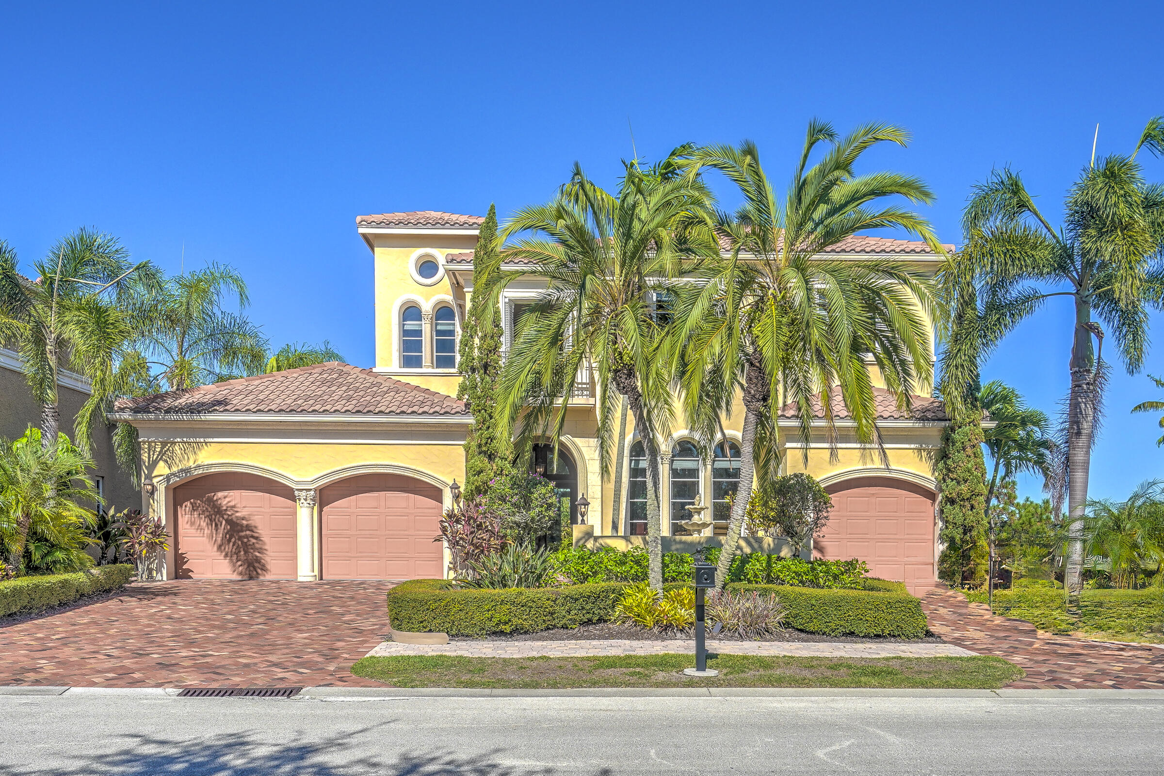 190 SE Bella Strano Property Photo 1