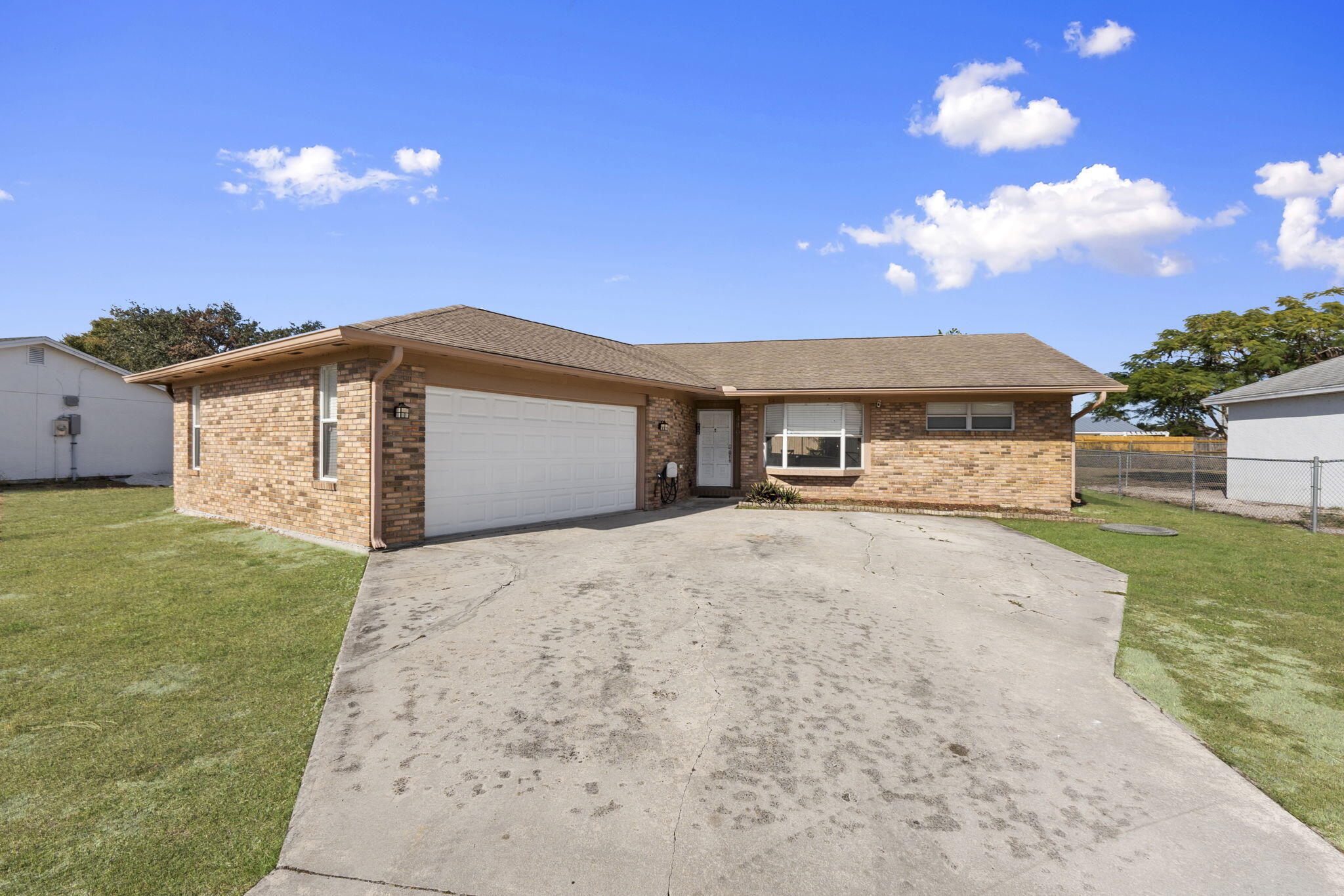 449 Se Oakridge Drive Property Photo 2