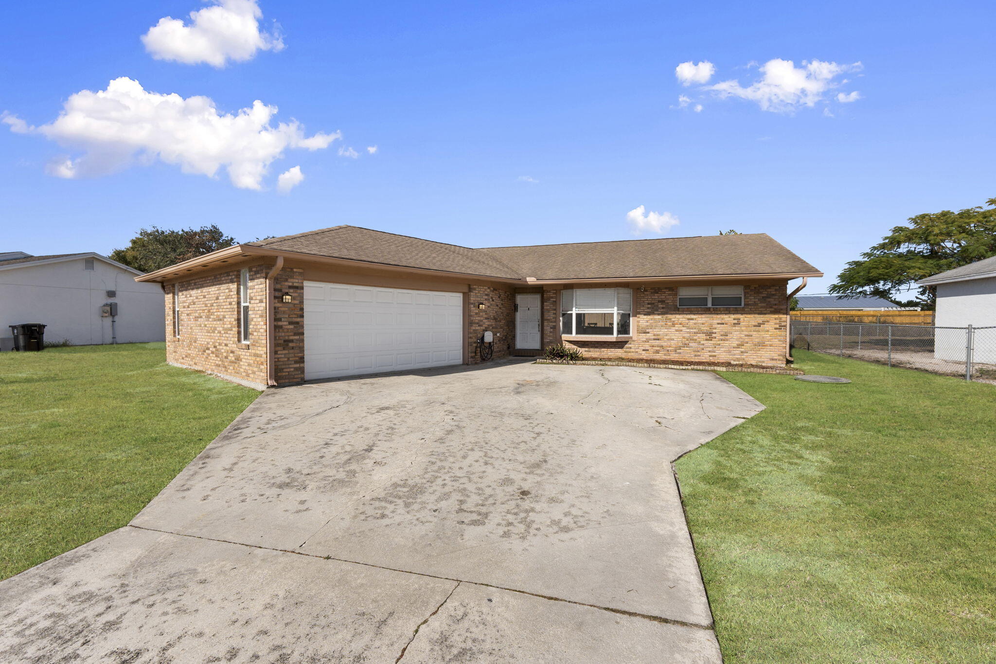 449 Se Oakridge Drive Property Photo 3
