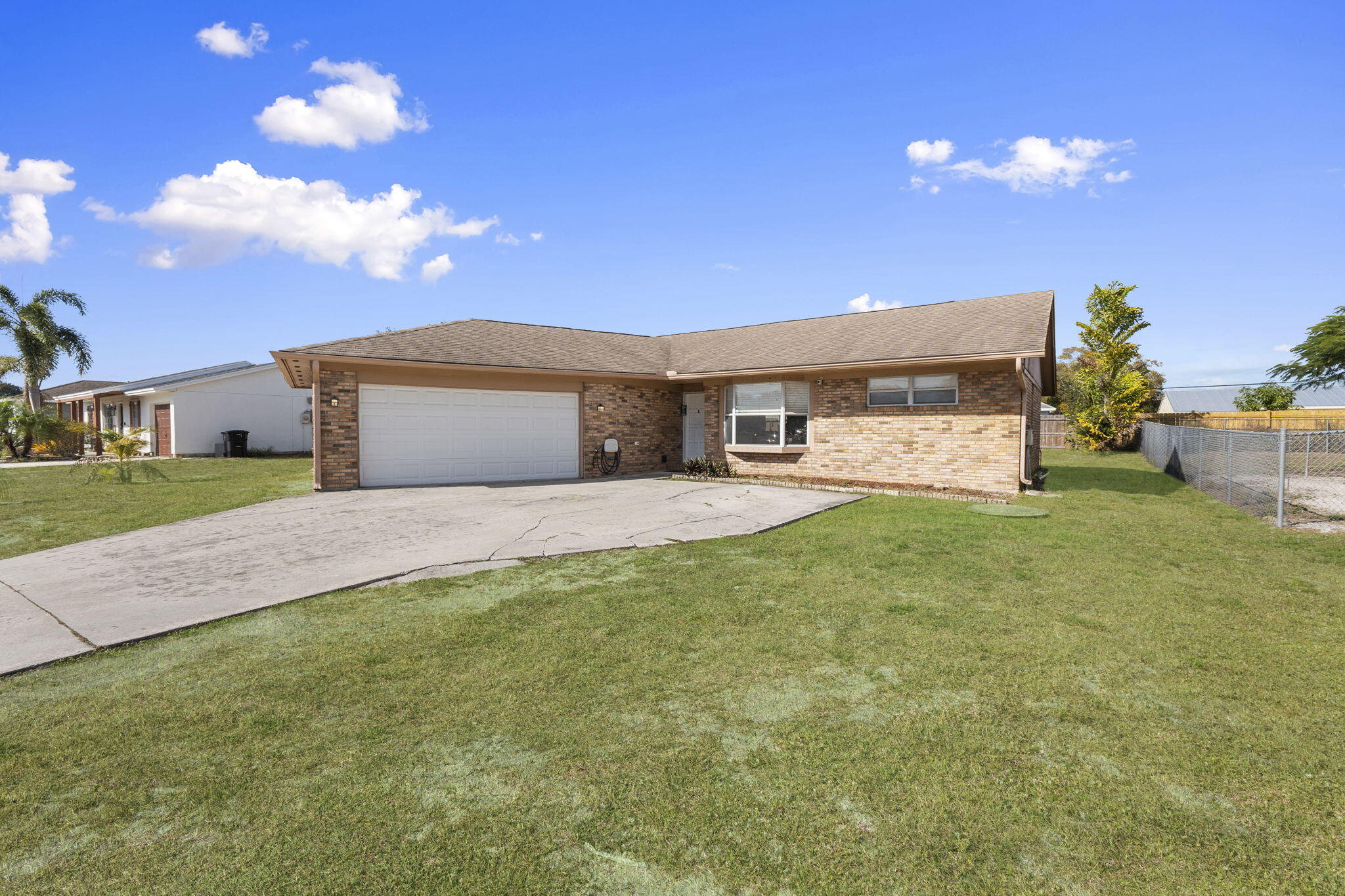 449 Se Oakridge Drive Property Photo 4