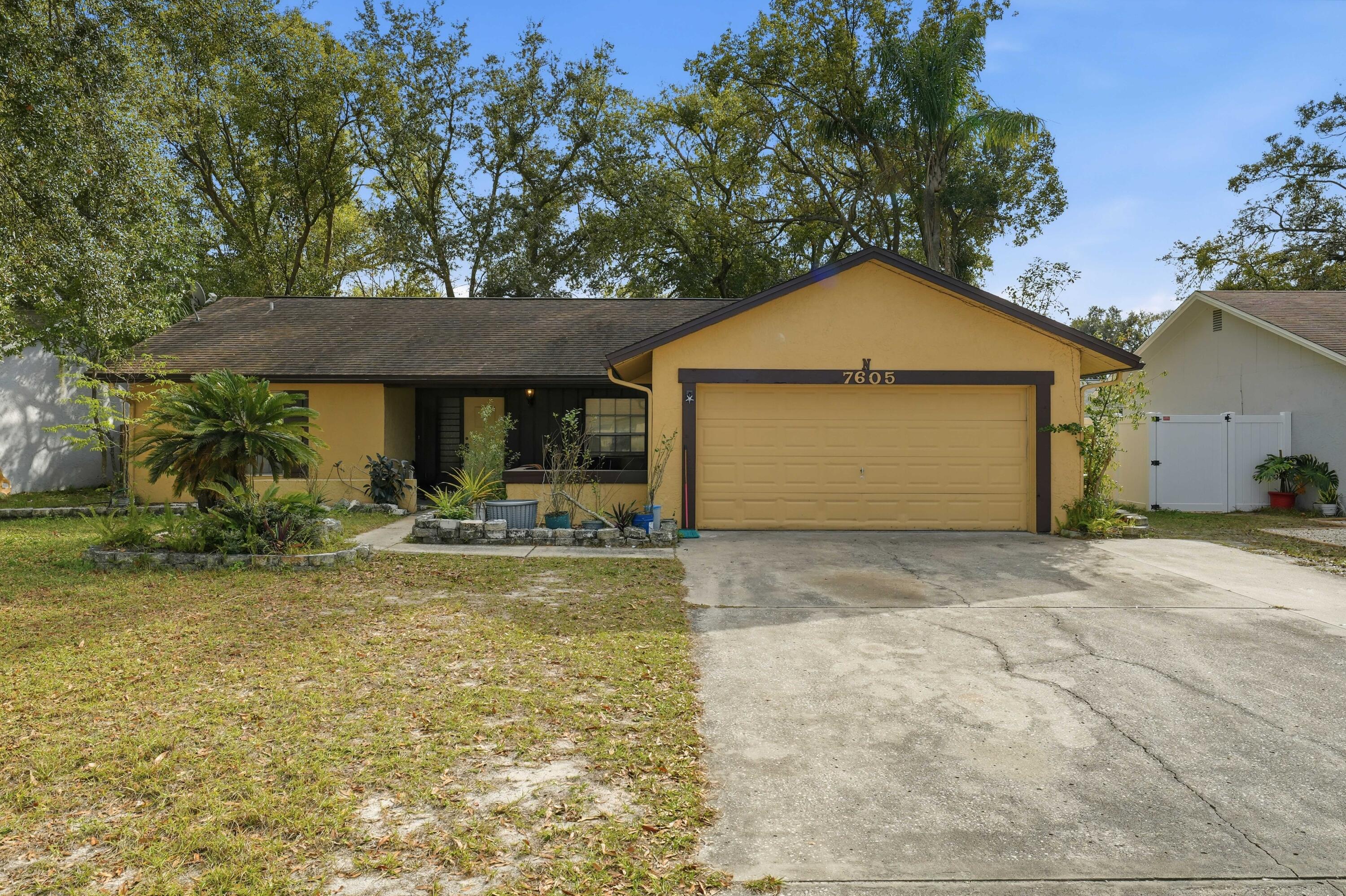 7605 N Sanibel Circle Property Photo 1