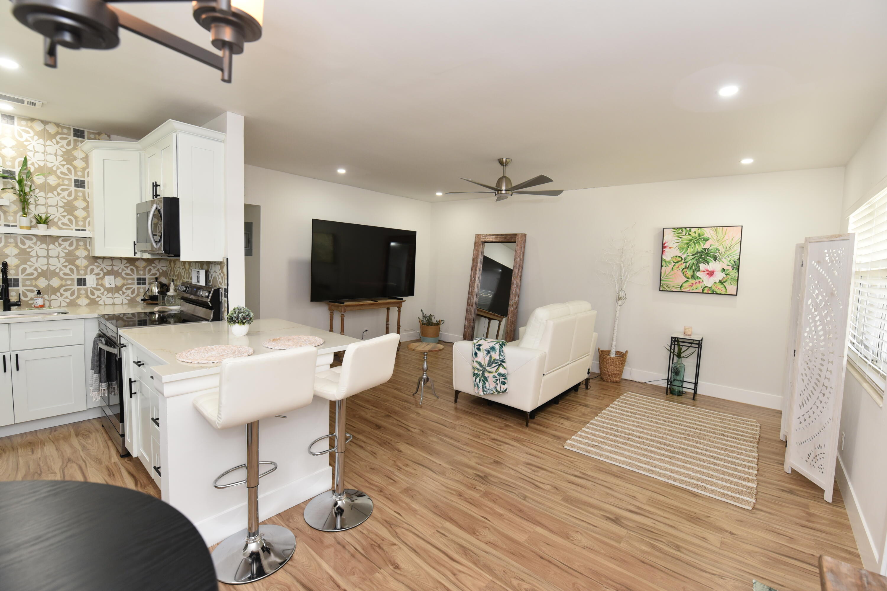 112 Salisbury E Property Photo 5