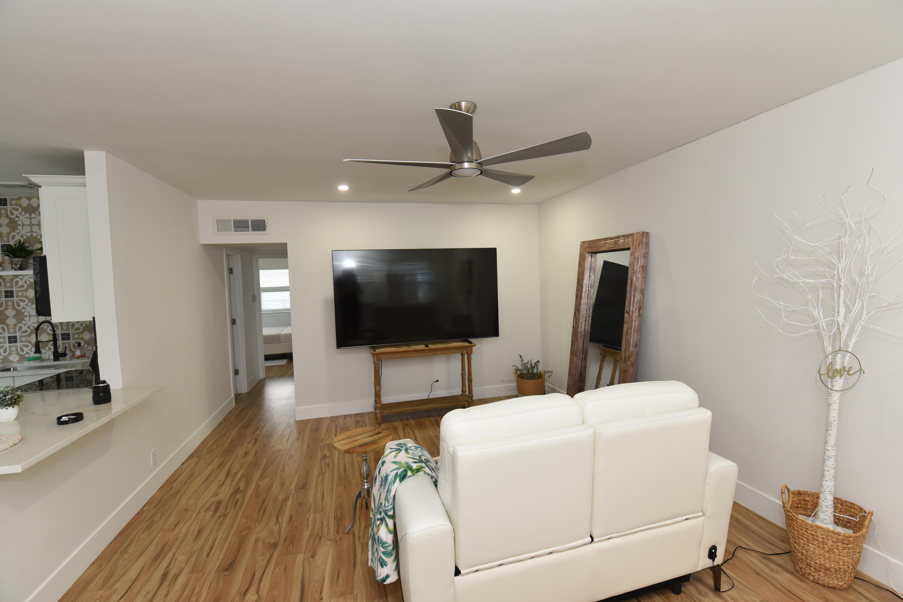 112 Salisbury E Property Photo 6