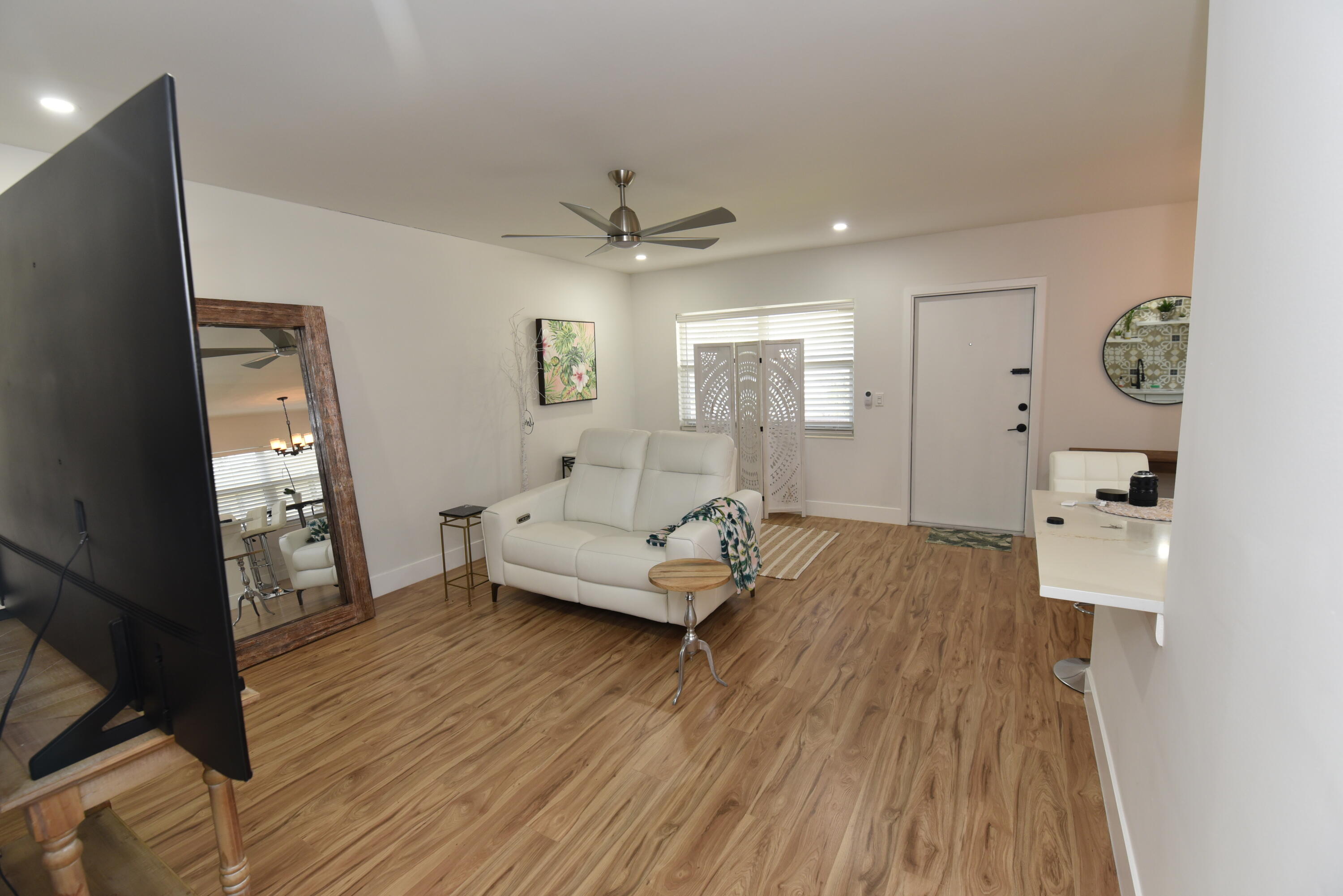 112 Salisbury E Property Photo 8