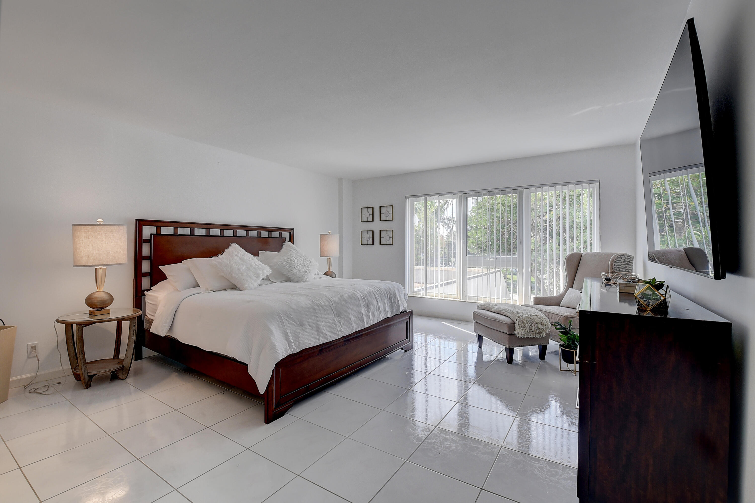2066 N Ocean Boulevard 2nw Property Photo 11
