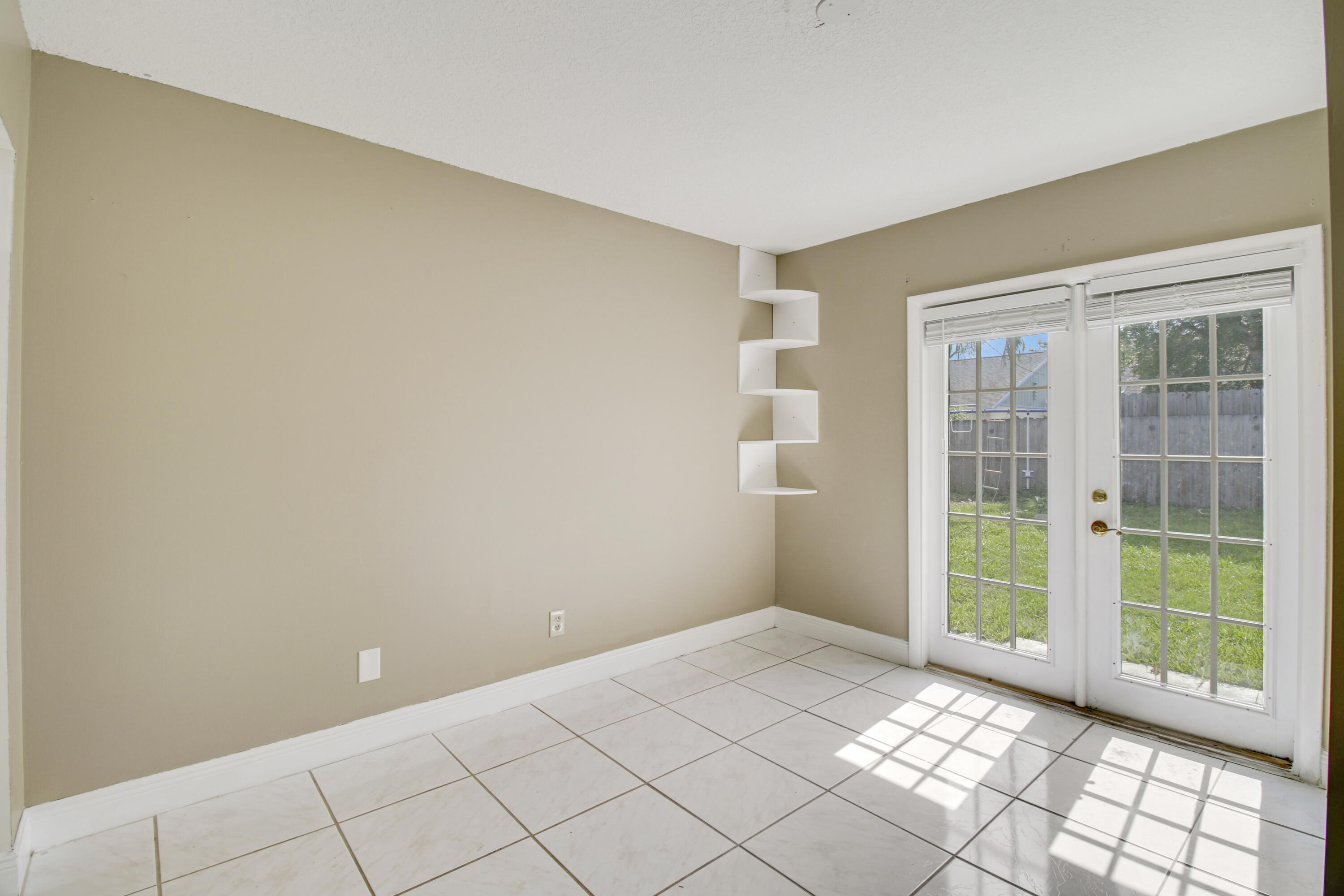 5929 Se Collins Avenue Property Photo 17