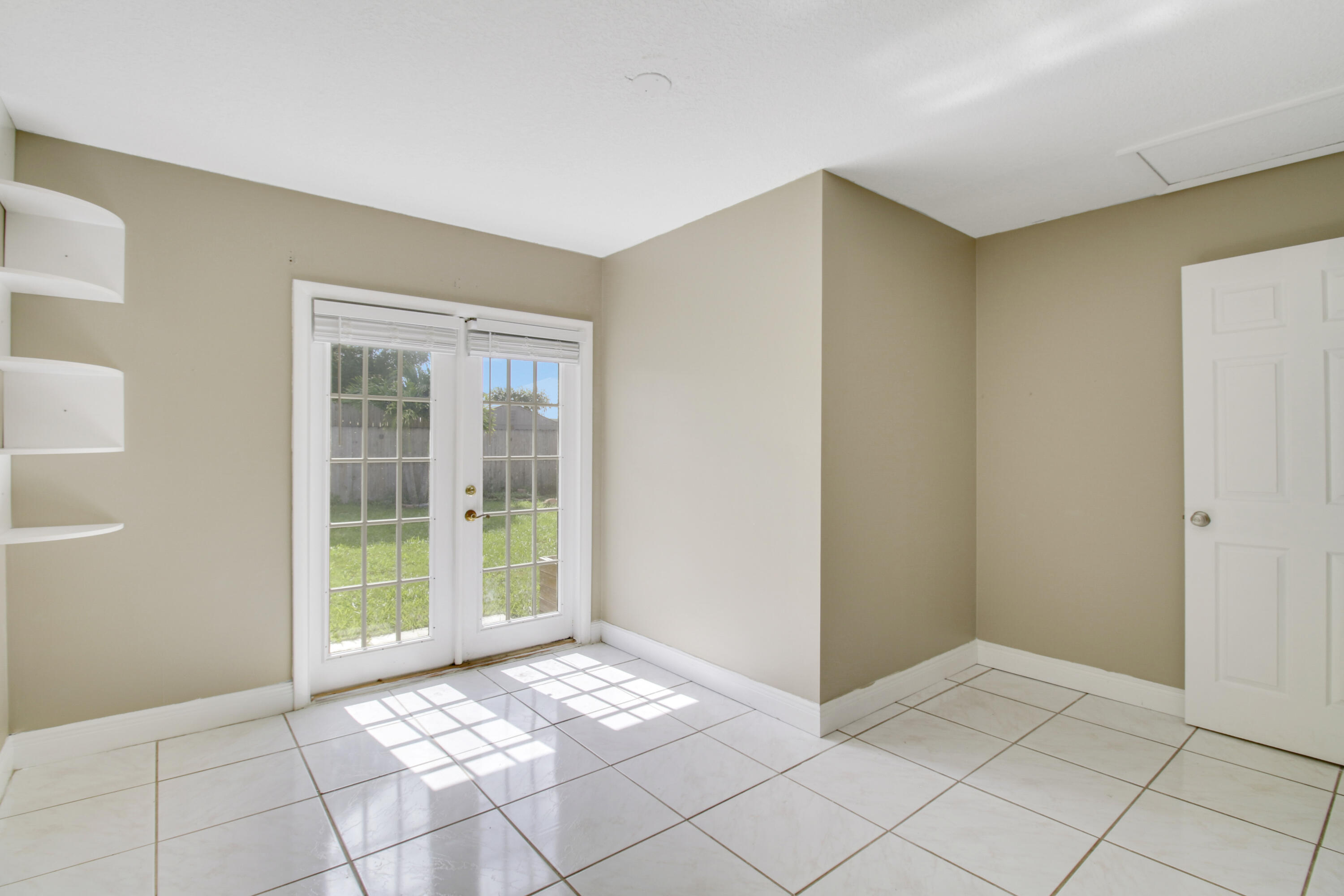 5929 Se Collins Avenue Property Photo 18