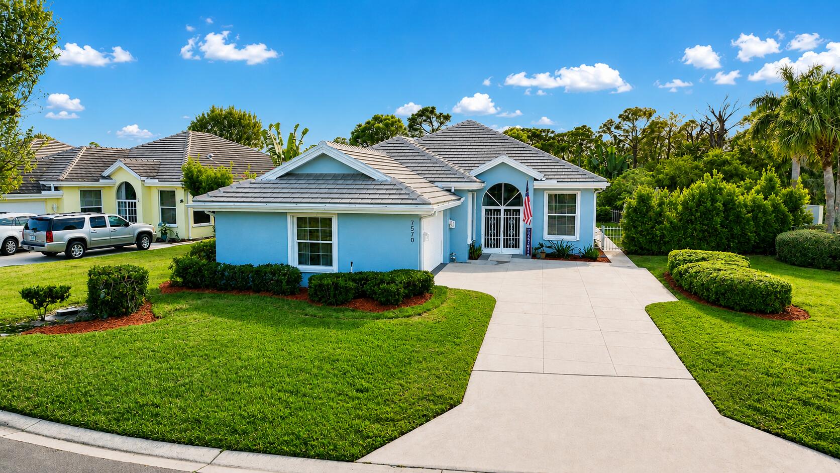7570 SE Bay Cedar Circle Property Photo 1