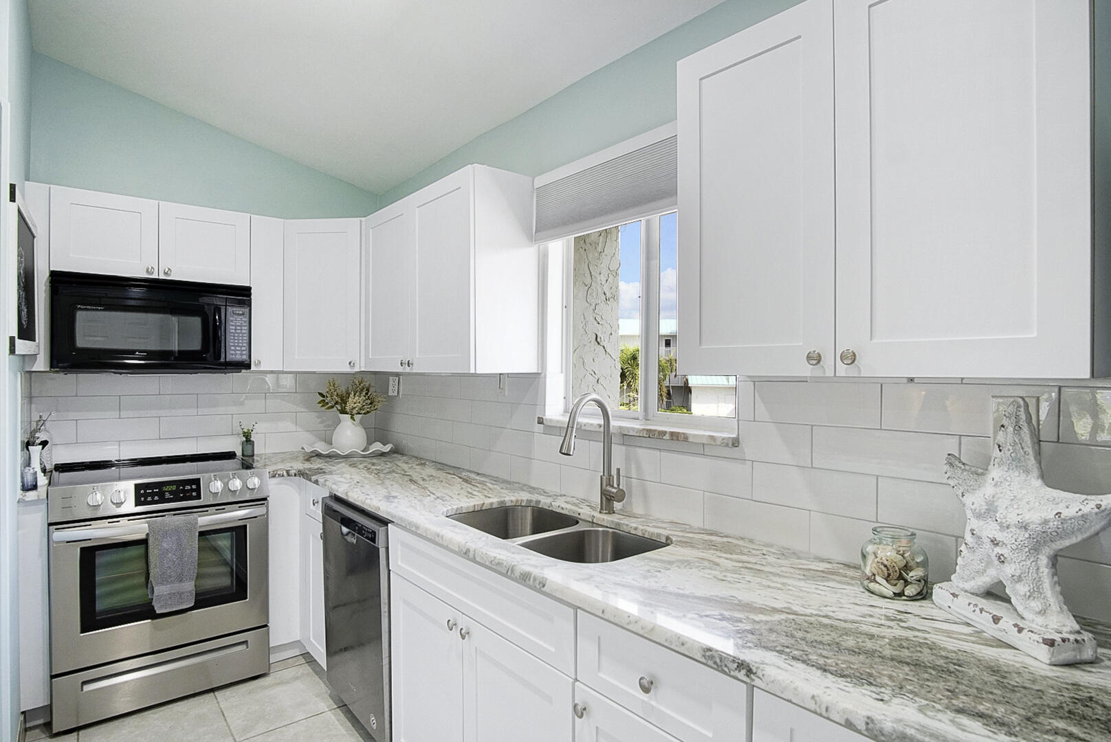 2400 S Ocean Drive 821 Property Photo 9