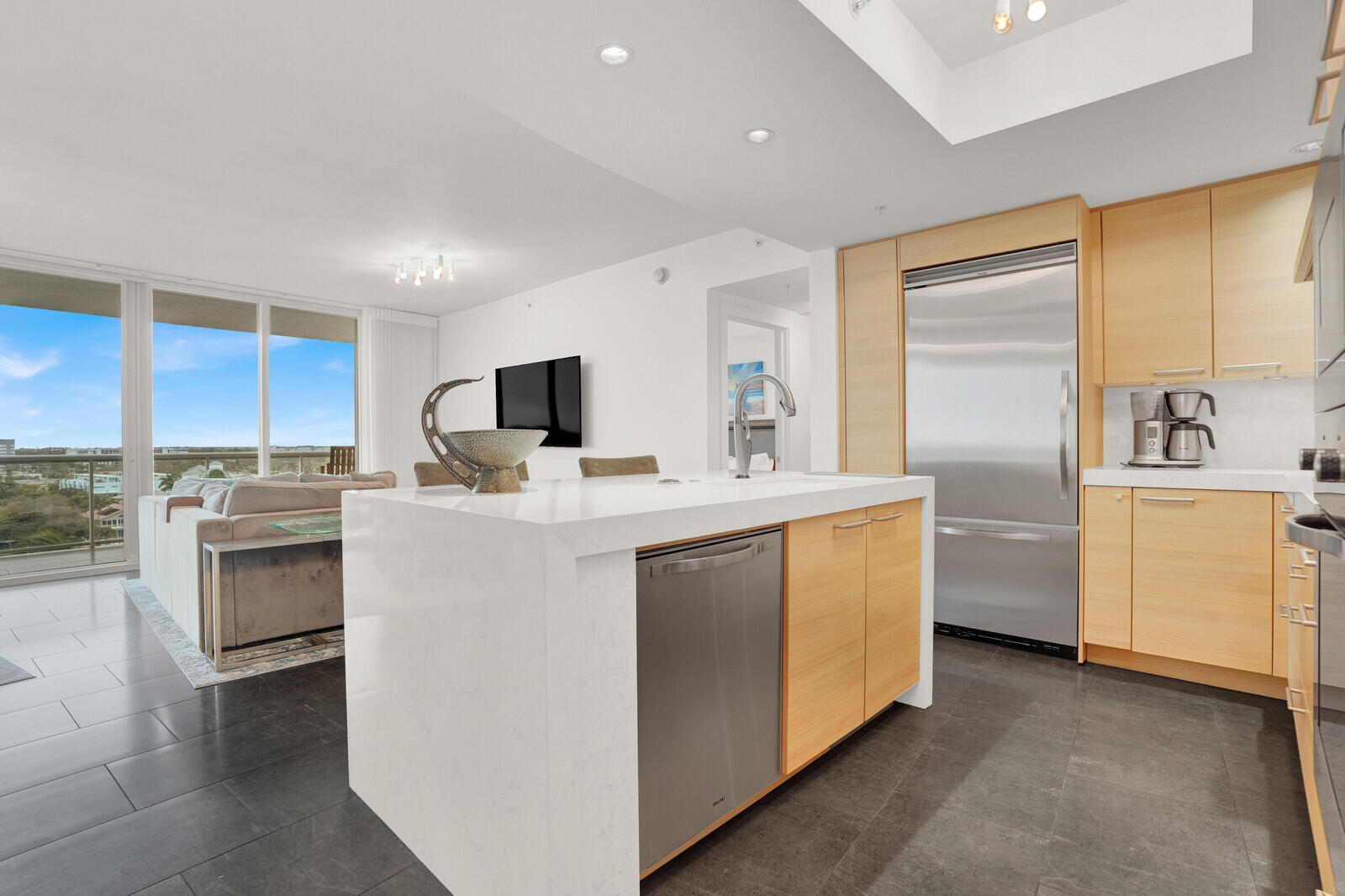 1 N Ocean Boulevard 812 Property Photo 11
