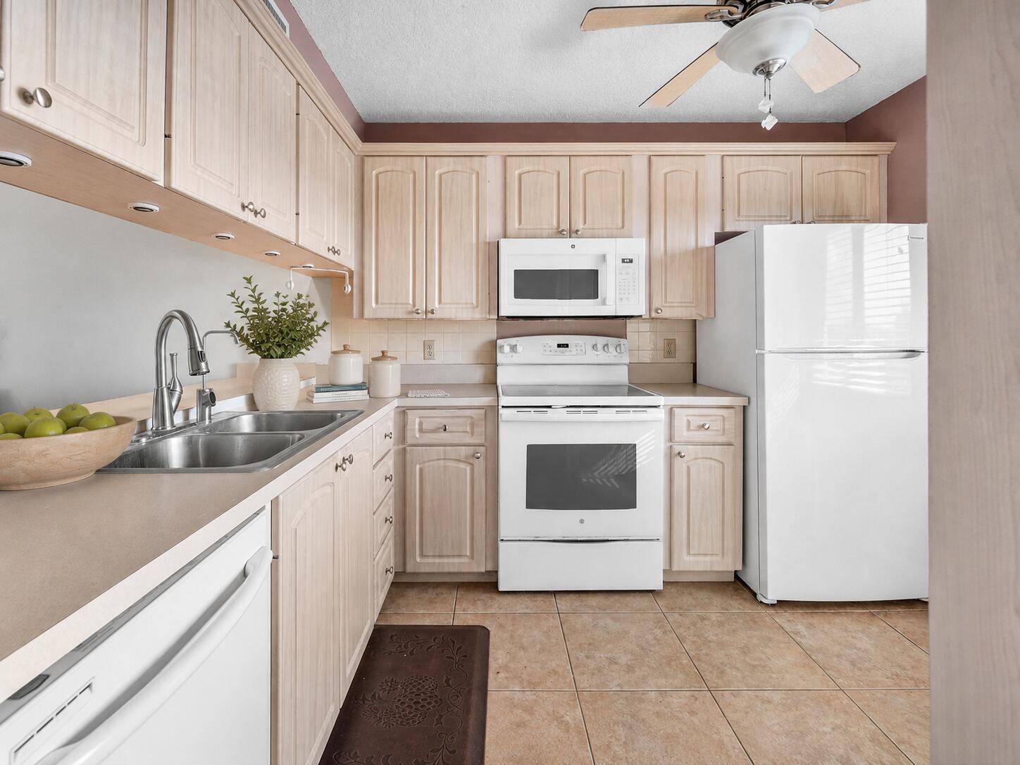 901 Seafarer Circle 403 Property Photo 14