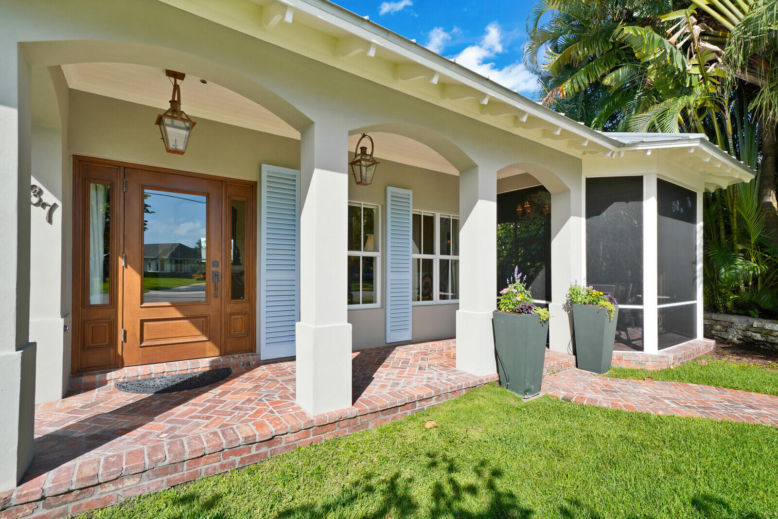 137 S Oak Street Property Photo 4