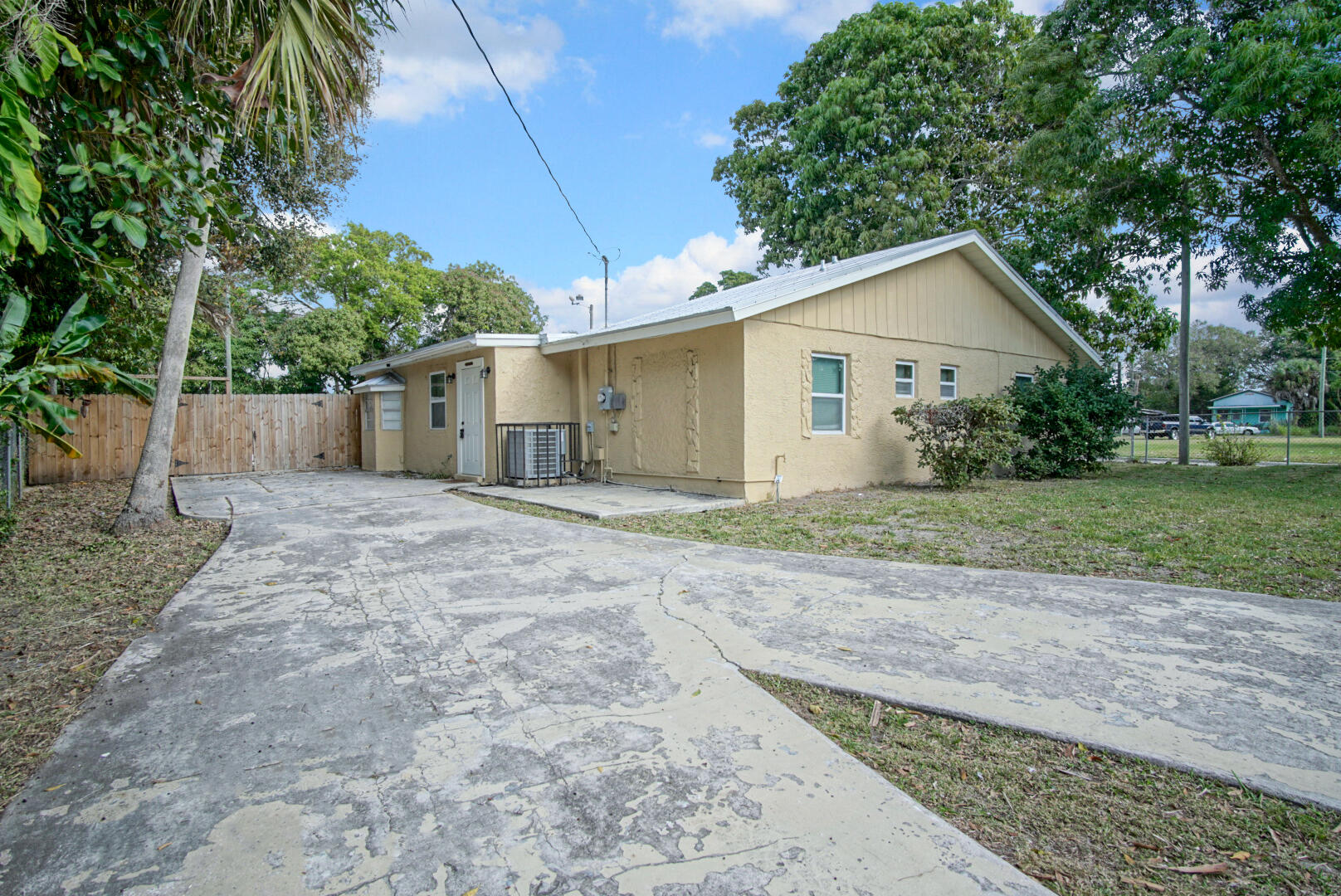 1002 Avenue E E Property Photo 33
