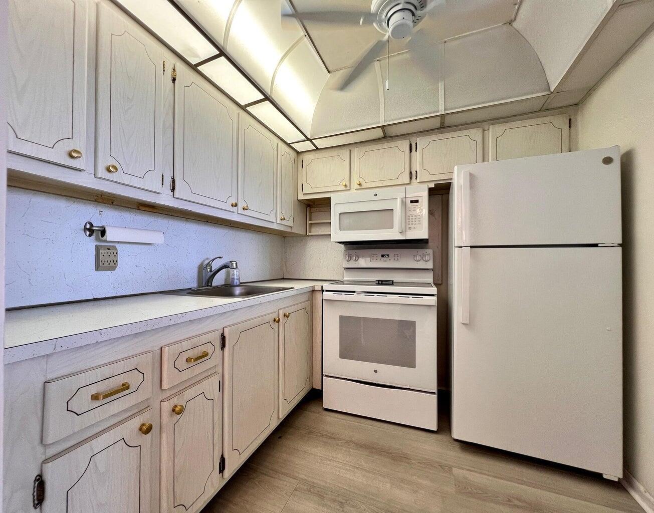 434 Southampton B Property Photo 2
