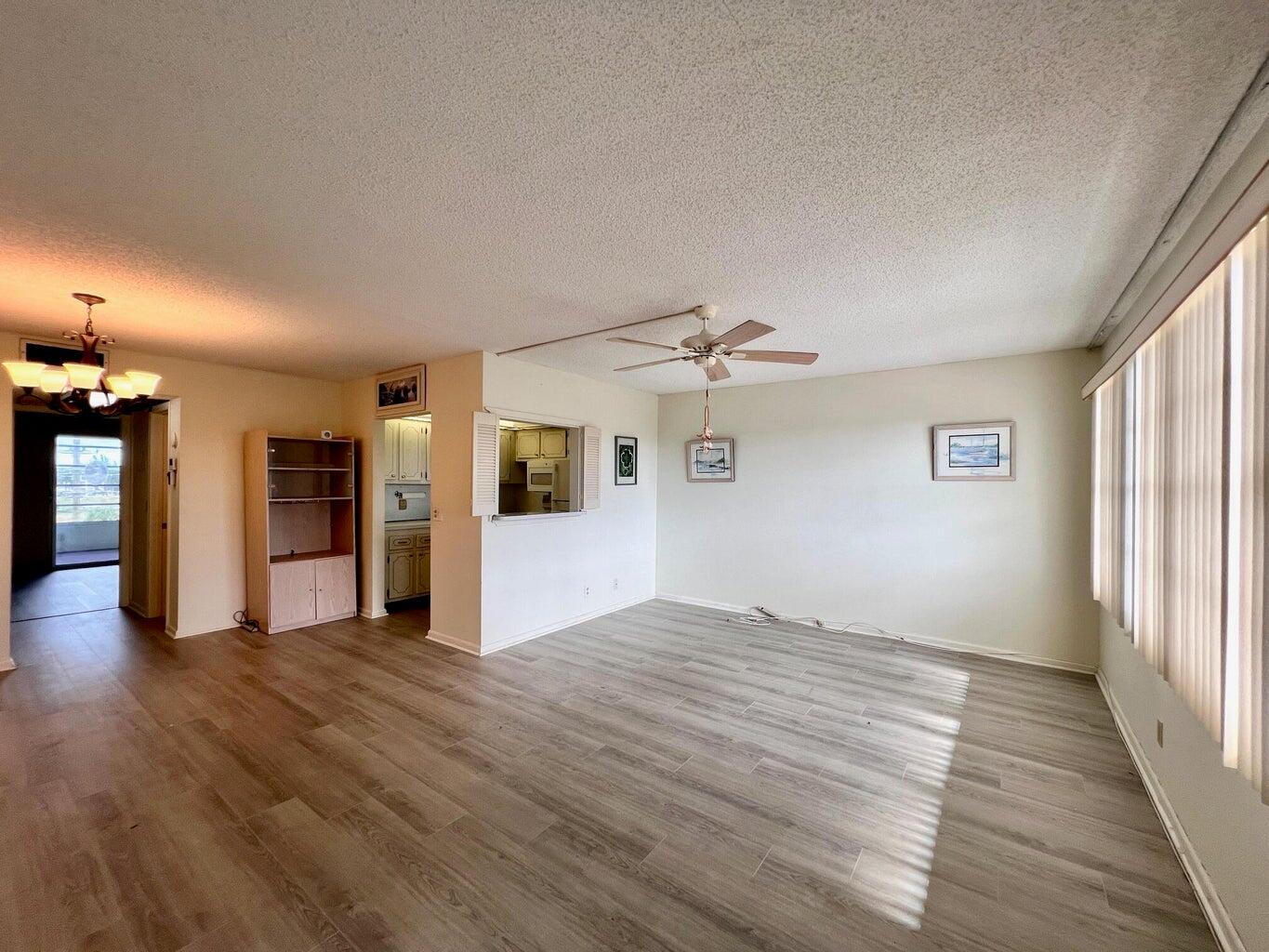 434 Southampton B Property Photo 3