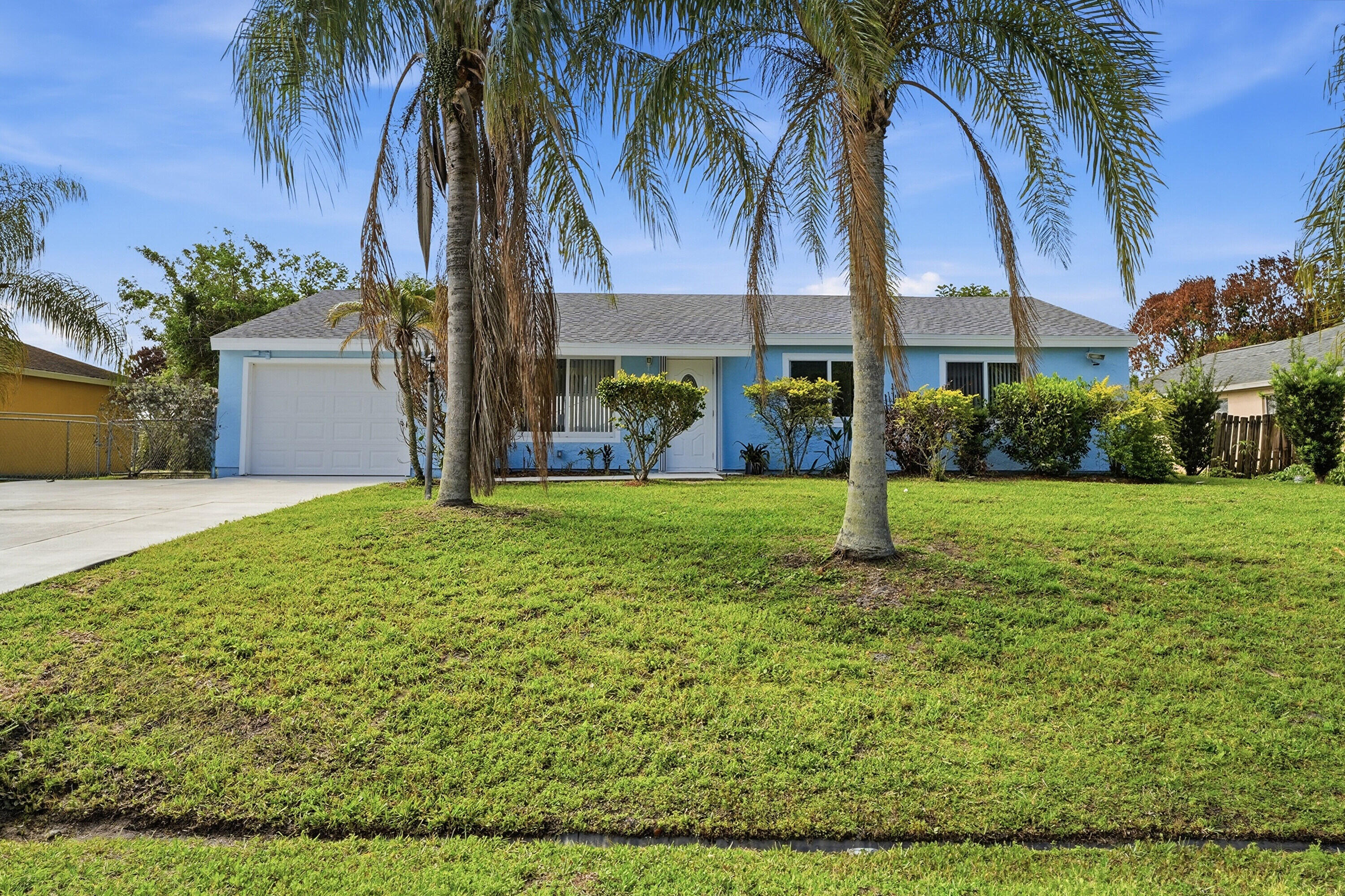 420 Se Streamlet Avenue Property Photo 2