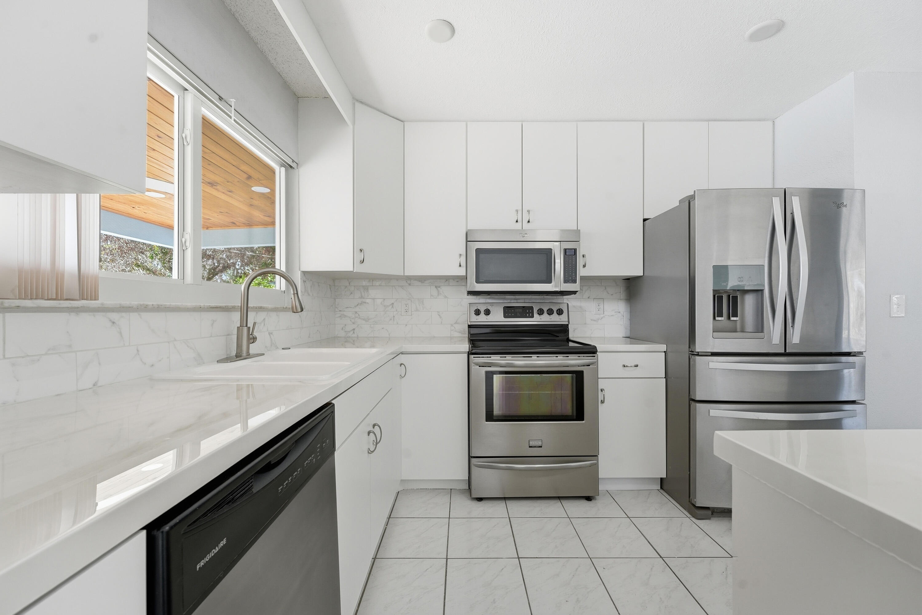 420 Se Streamlet Avenue Property Photo 15