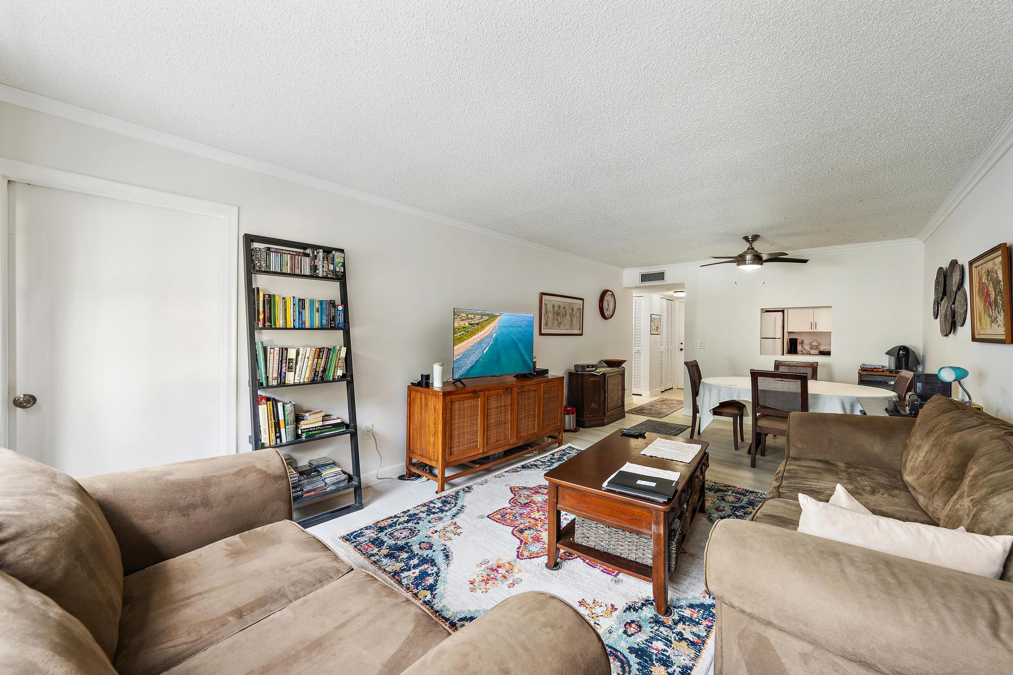 1516 S Lakeside Drive 207 Property Photo 2