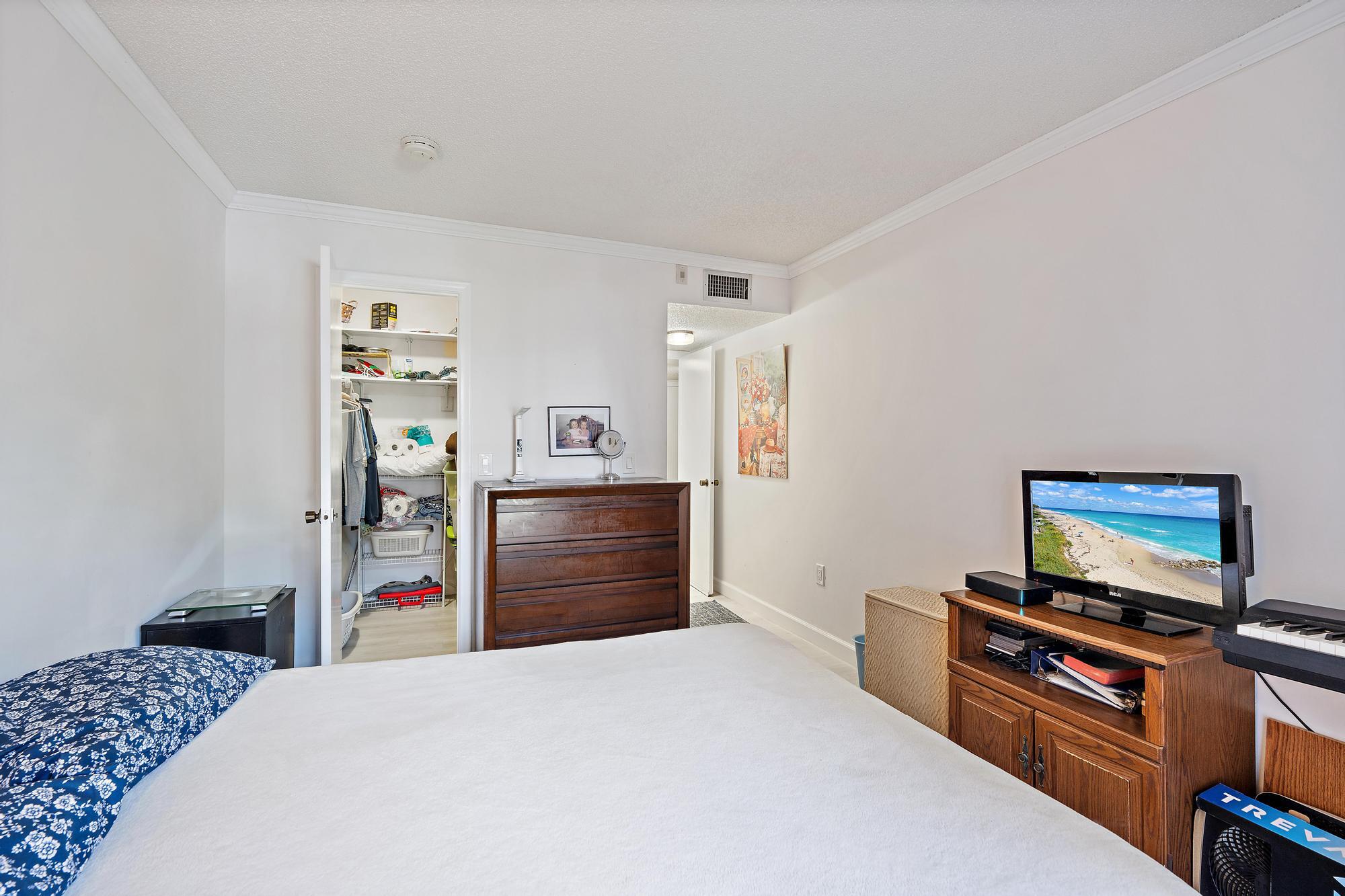 1516 S Lakeside Drive 207 Property Photo 6