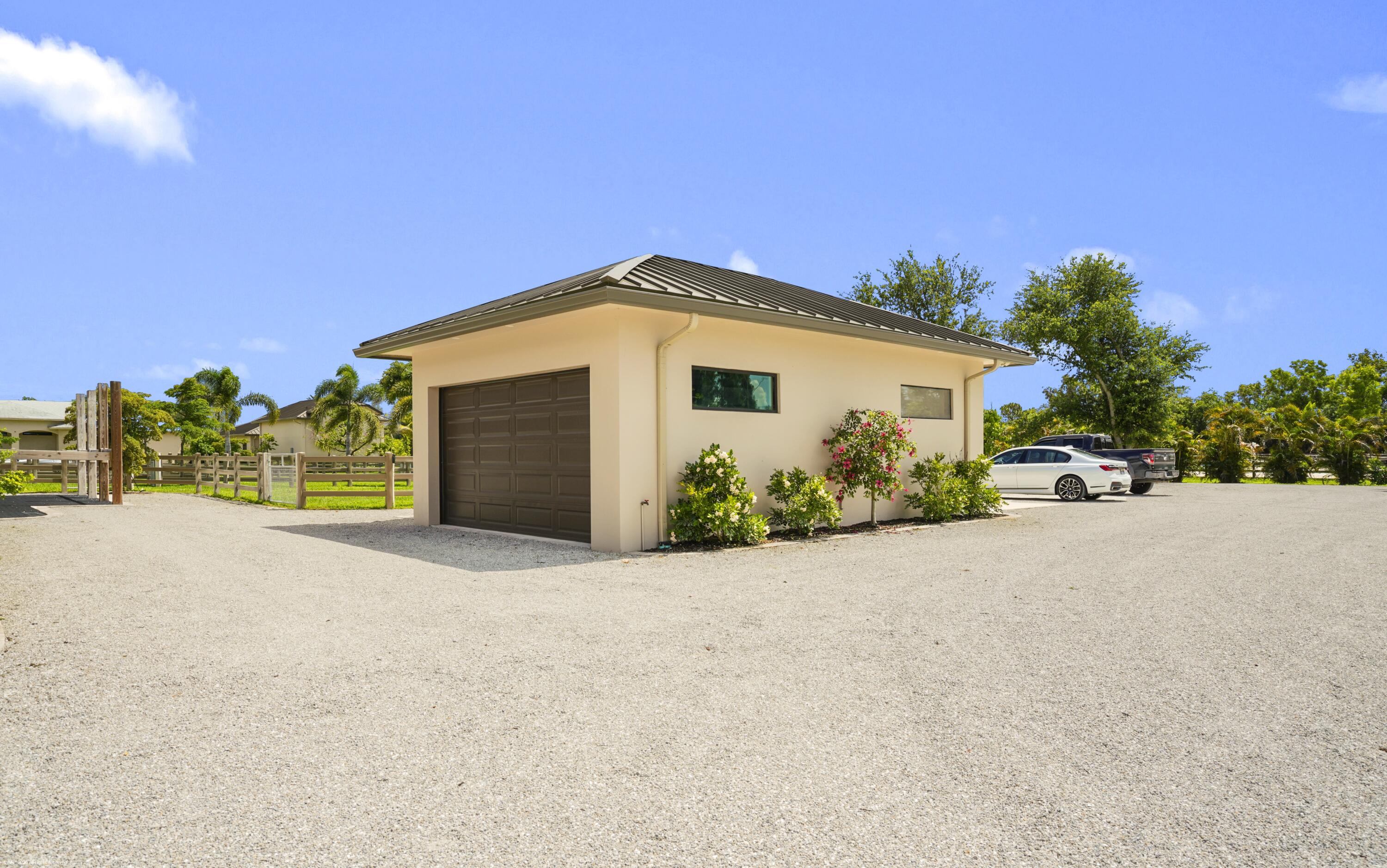 16219 Hollow Tree Lane Property Photo 5