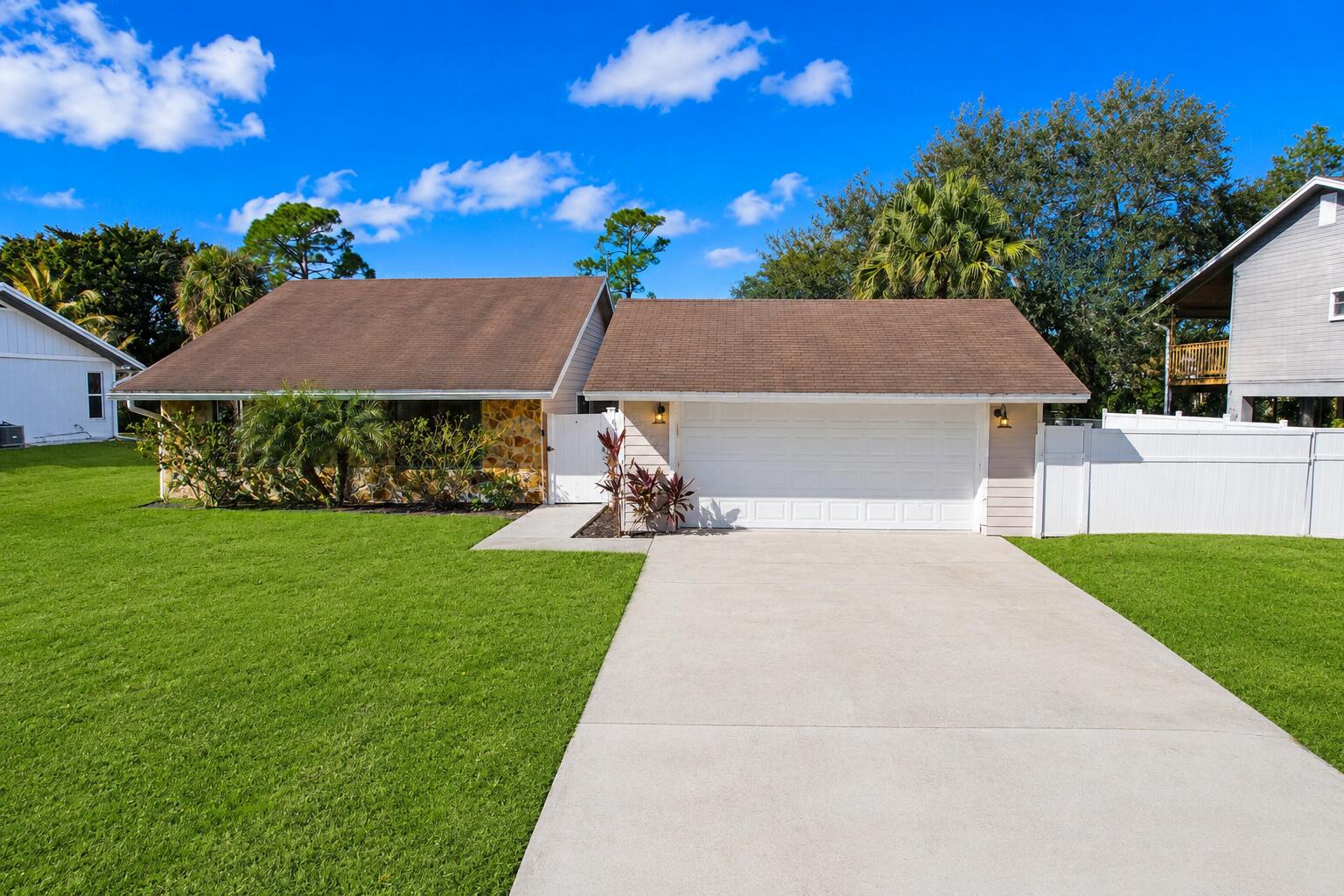 8074 Se River Lane Property Photo 1