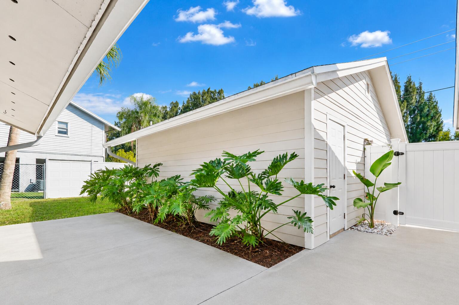 8074 Se River Lane Property Photo 4