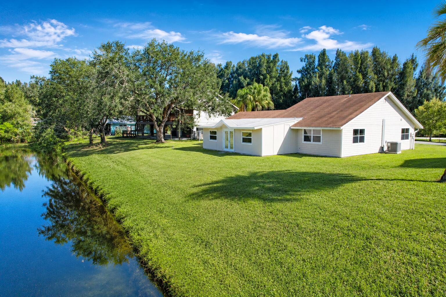 8074 Se River Lane Property Photo 6