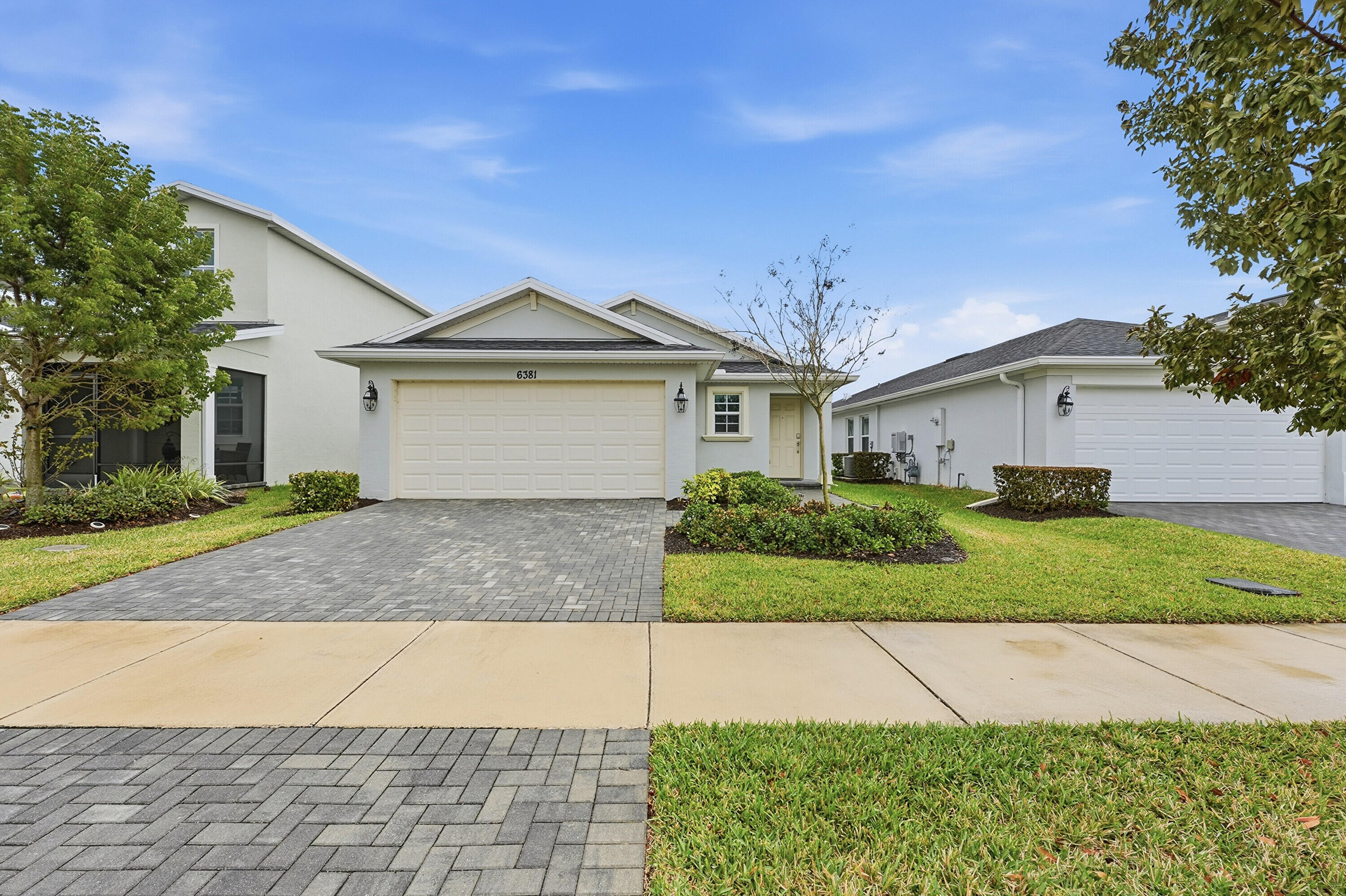 6381 NW Leafmore Lane Property Photo 1