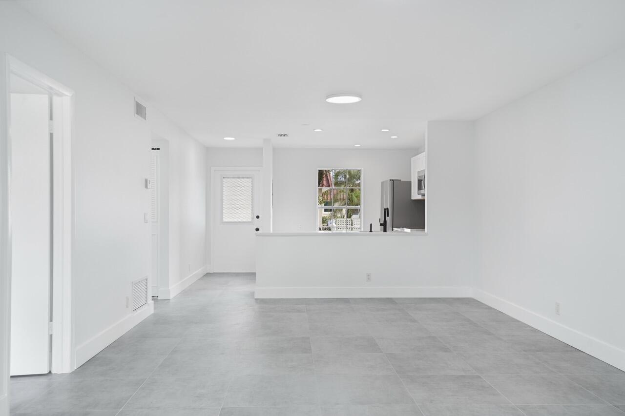 737 Nantucket Circle B Property Photo 4