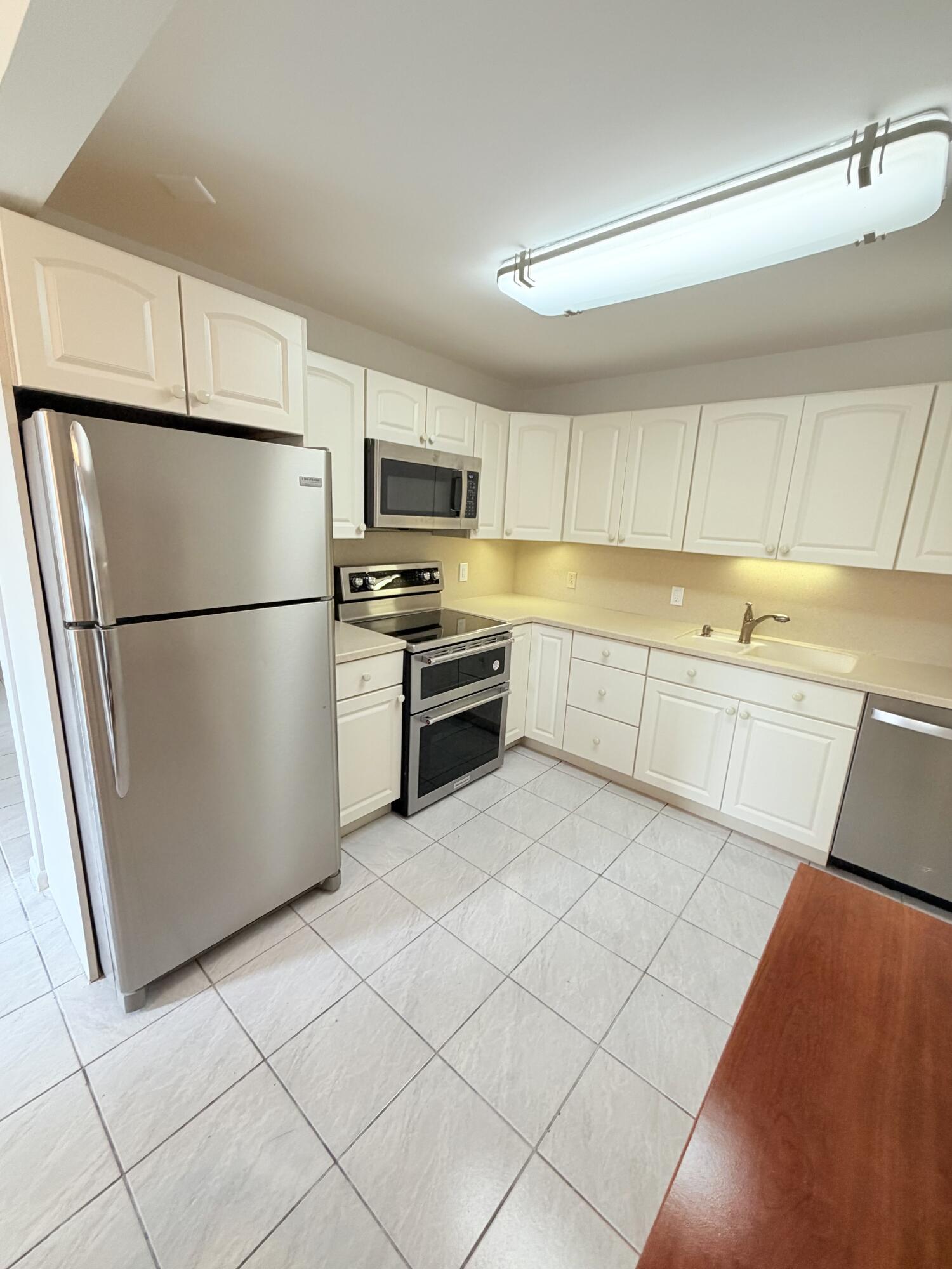 1004 Newcastle A Property Photo 2