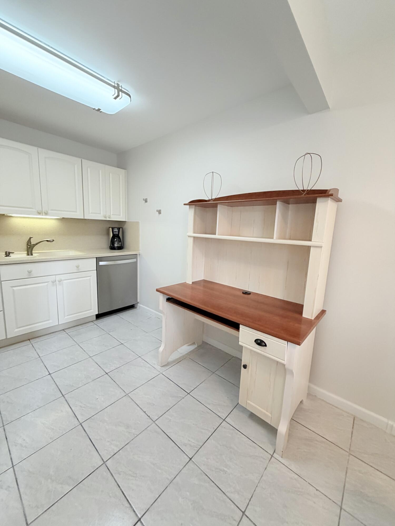 1004 Newcastle A Property Photo 3